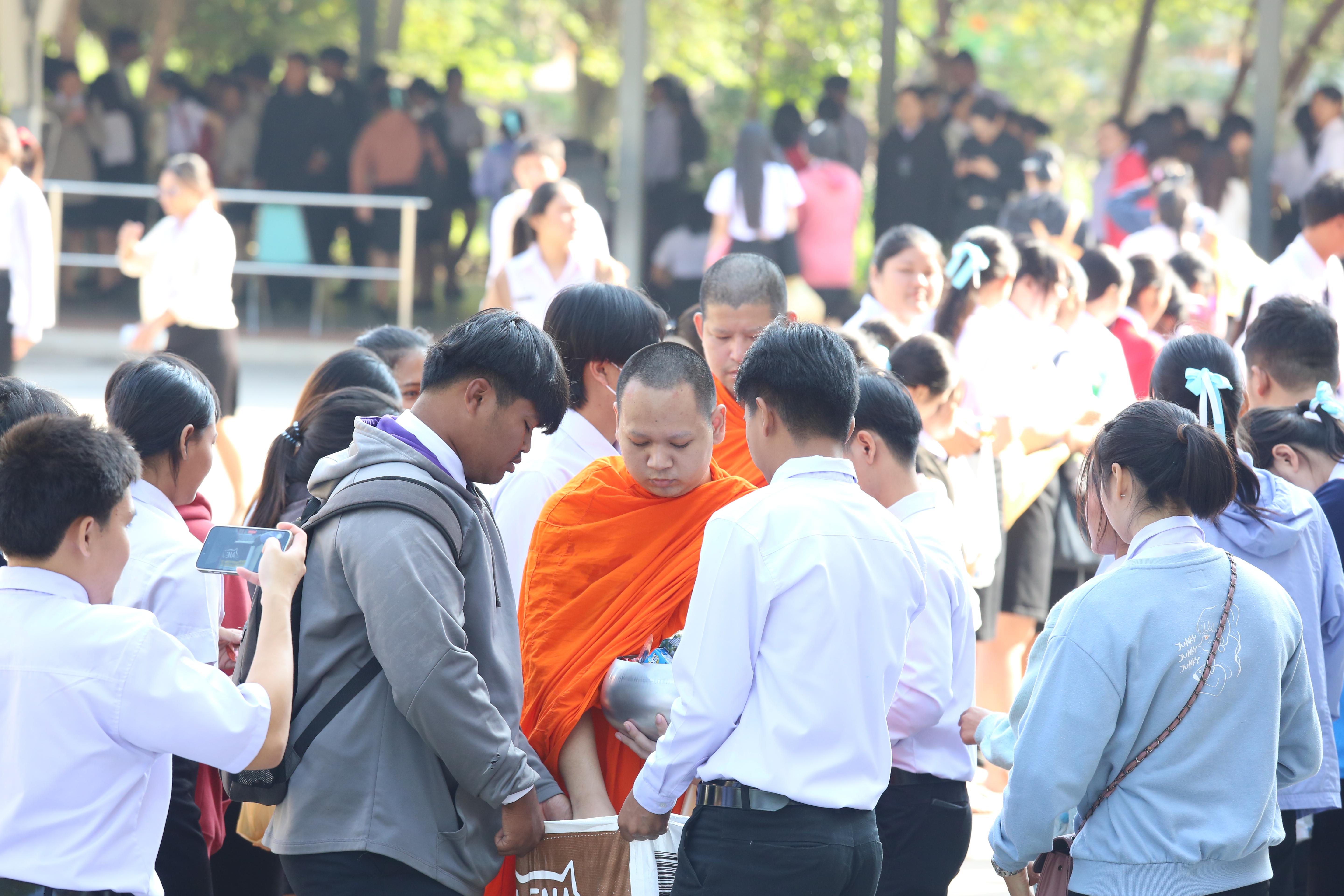 273. คณะครุศาสตร์จัดกิจกรรมทำบุญปีใหม่ ตักบาตรข้าวสารอาหารแห้ง วันที่ 24 ธันวาคม 2567 โดยมี รศ.ดร.บัณฑิต ฉัตรวิโรจน์ คณบดีคณะครุศาสตร์ เป็นประธานจุดธูปเทียนบูชาพระรัตนตรัย ณ อาคารนวัตกรรม ชั้น 2 คณะครุศาสตร์ มหาวิทยาลัยราชภัฏกำแพงเพชร