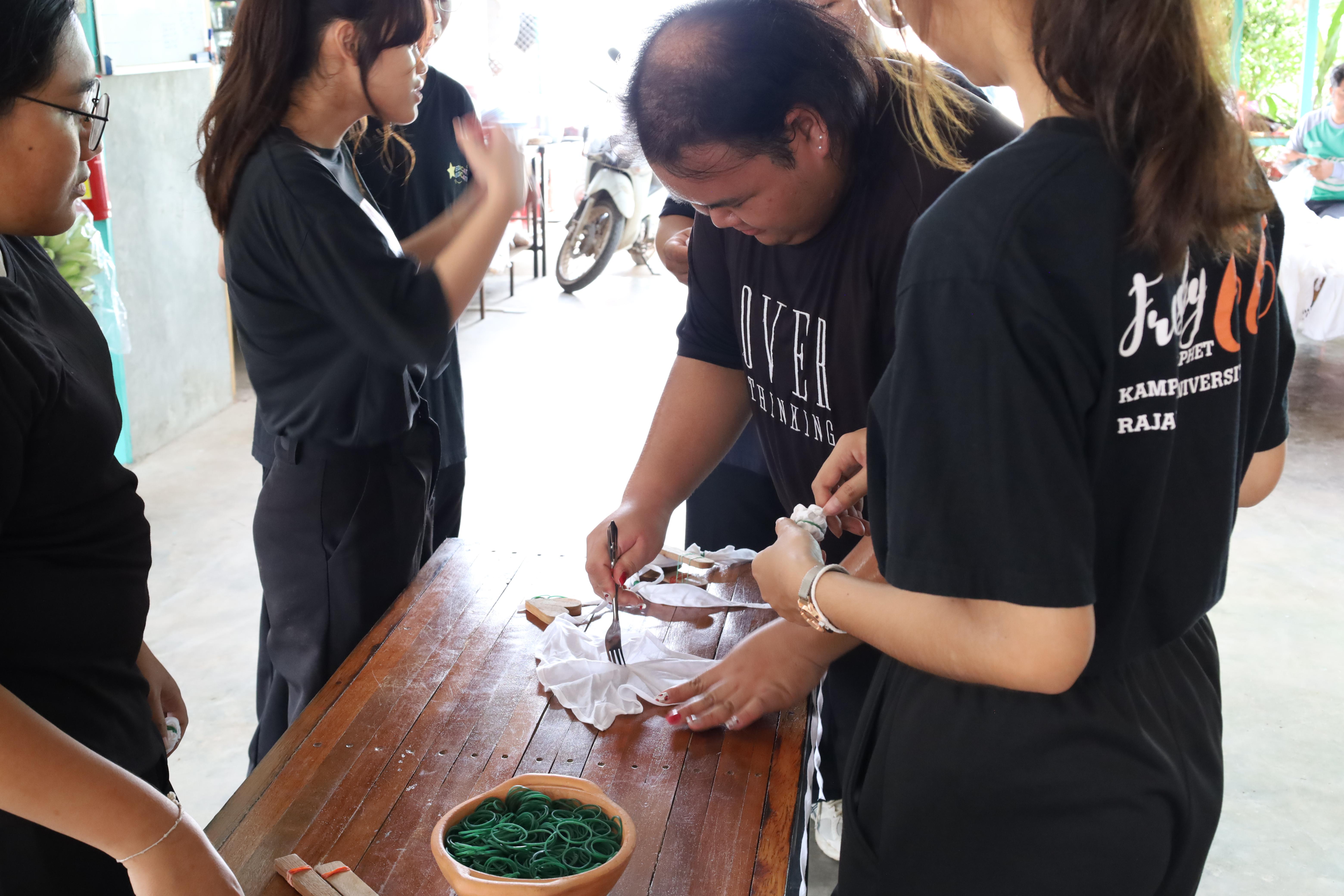 159. เมื่อวันที่ 28 - 29 เมษายน 2568 กิจกรรม Social Enterprise 1 กิจกรรมลงพื้นที่ทดลองเครื่องมือทางวิศวกรสังคมผ่านการเรียนรู้ ณ หมู่ 3 ตำบลหนองปลิง อำเภอเมืองกำแพงเพชร จังหวัดกำแพงเพชร