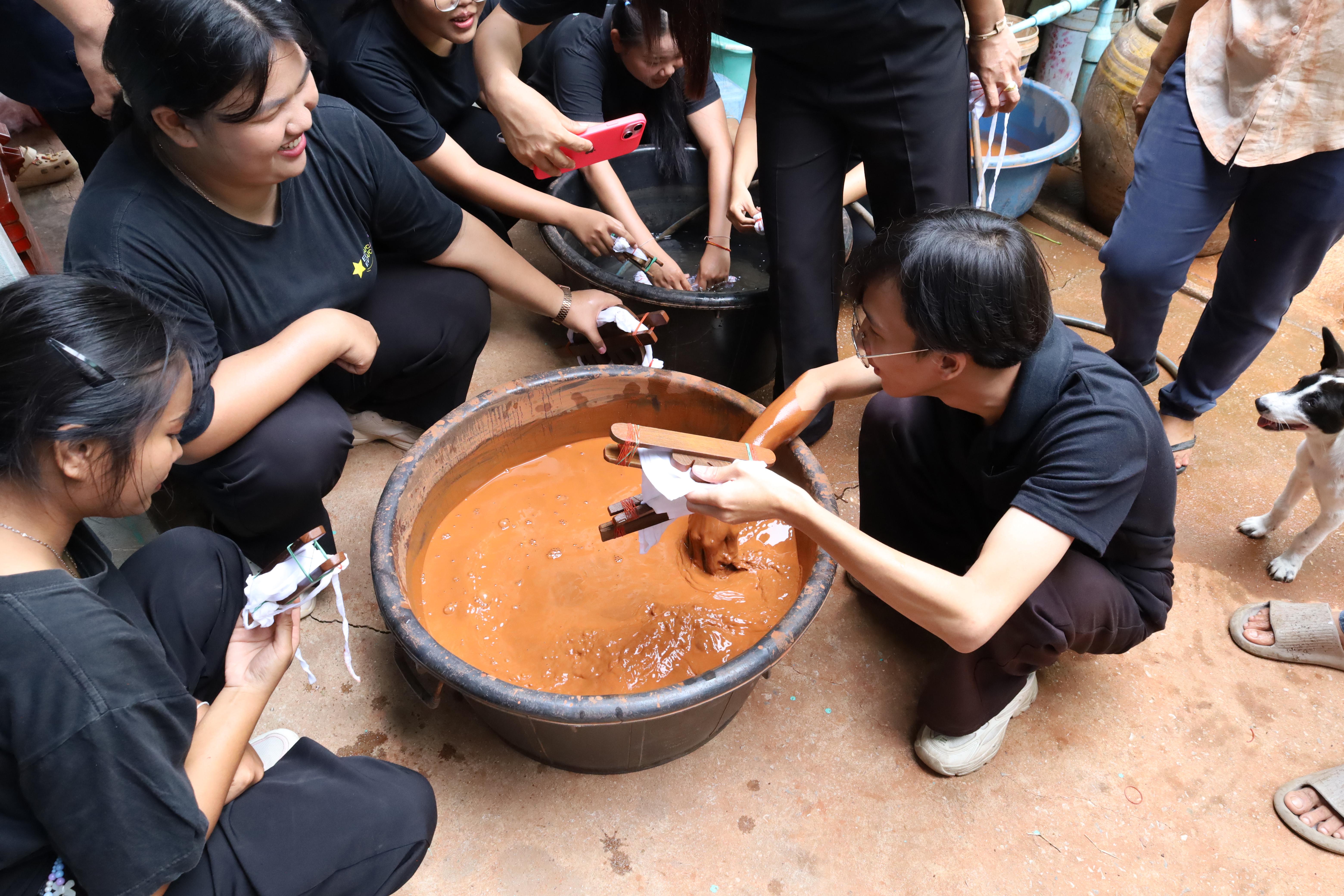 210. เมื่อวันที่ 28 - 29 เมษายน 2568 กิจกรรม Social Enterprise 1 กิจกรรมลงพื้นที่ทดลองเครื่องมือทางวิศวกรสังคมผ่านการเรียนรู้ ณ หมู่ 3 ตำบลหนองปลิง อำเภอเมืองกำแพงเพชร จังหวัดกำแพงเพชร