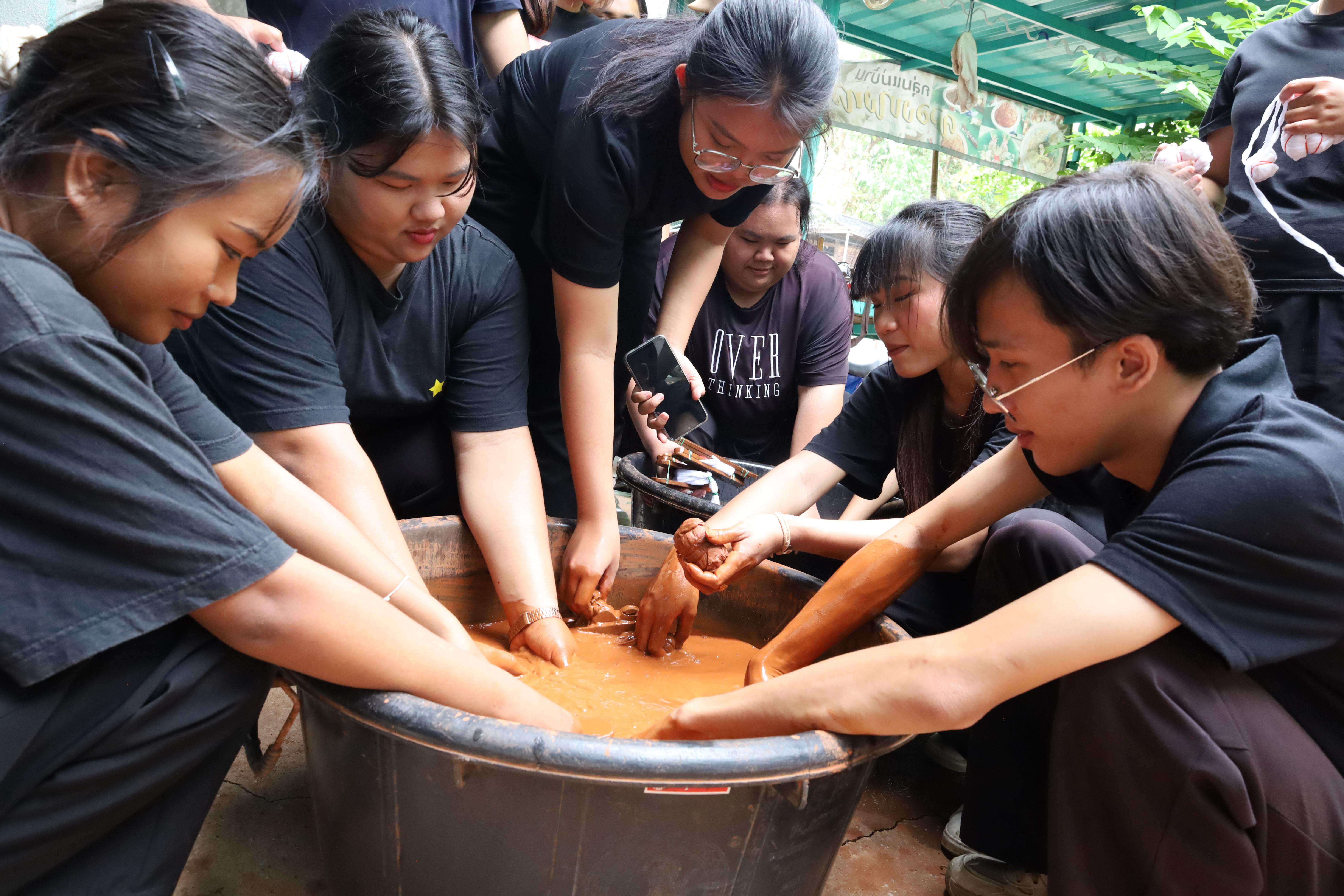 225. เมื่อวันที่ 28 - 29 เมษายน 2568 กิจกรรม Social Enterprise 1 กิจกรรมลงพื้นที่ทดลองเครื่องมือทางวิศวกรสังคมผ่านการเรียนรู้ ณ หมู่ 3 ตำบลหนองปลิง อำเภอเมืองกำแพงเพชร จังหวัดกำแพงเพชร