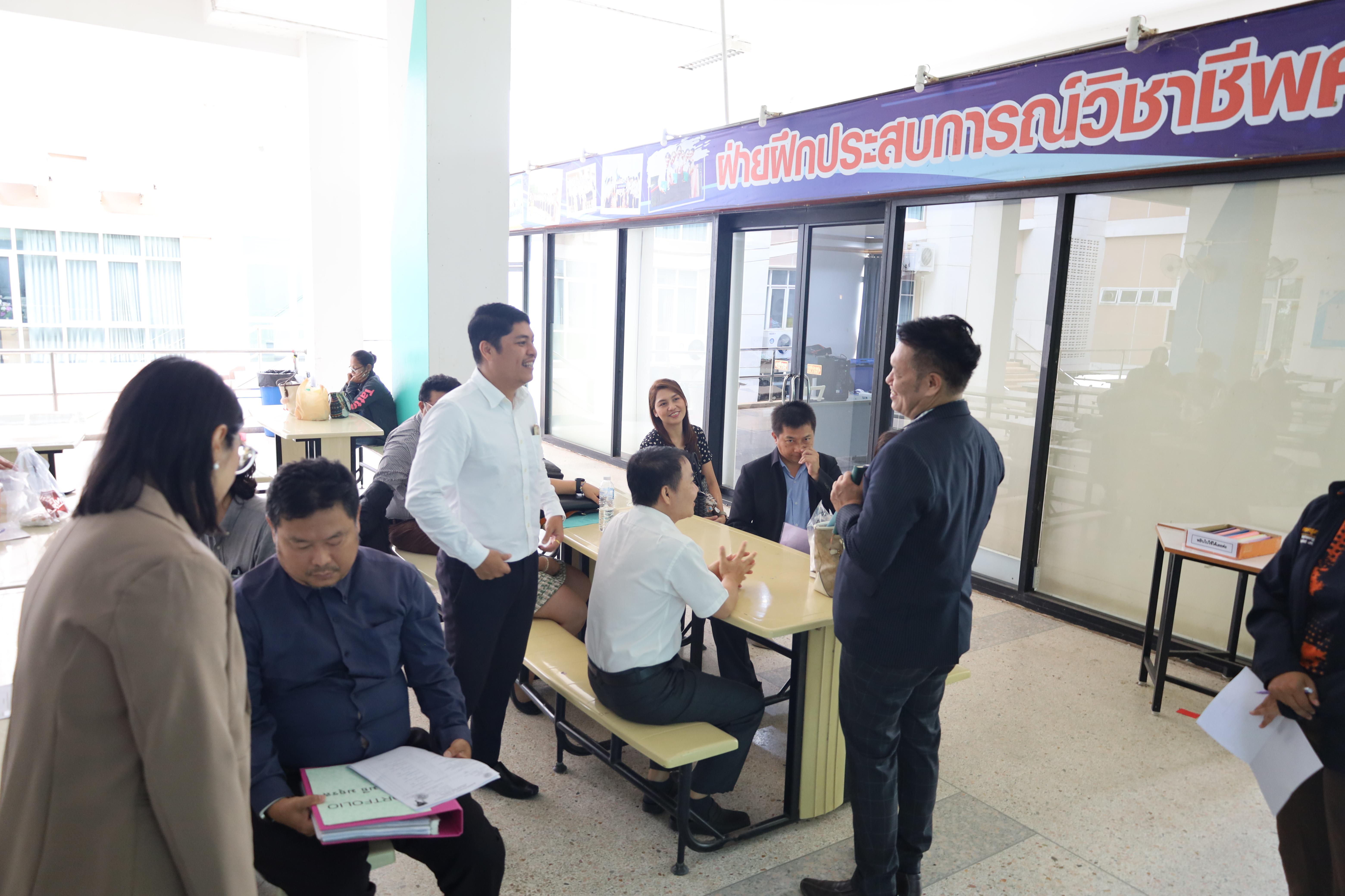 1. เมื่อวันที่ 23 สิงหาคม 2568 ผศ.ดร.ประจบ ขวัญมั่น คณบดีคณะครุศาสตร์ พร้อมด้วยคณะผู้บริหาร ได้ตรวจเยี่ยมการสอบคัดเลือกนักศึกษาระดับปริญญาโท ประจำภาคเรียนที่ 2 ปีการศึกษา 2568 ทั้งภาคข้อเขียนและการสัมภาษณ์