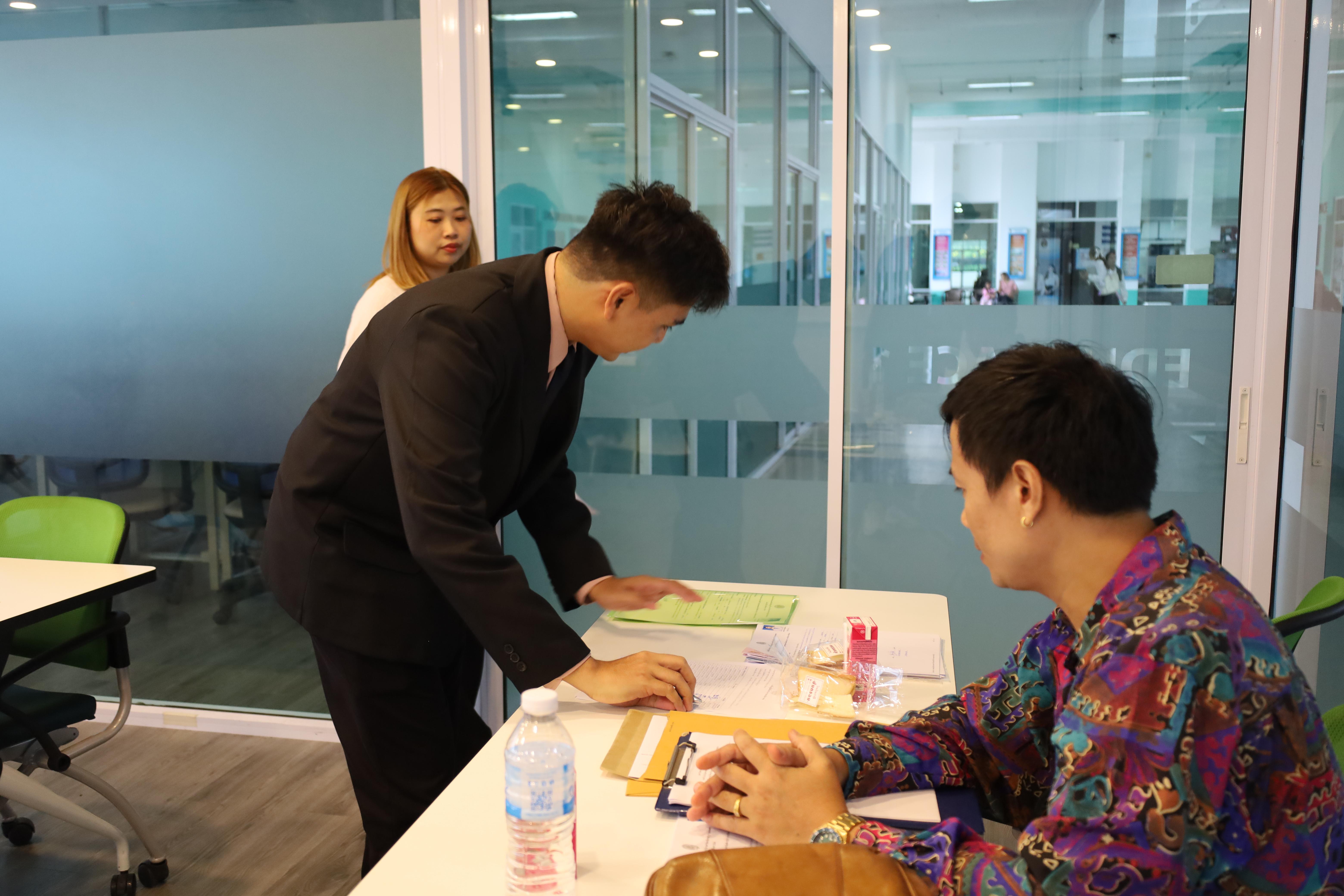 48. เมื่อวันที่ 23 สิงหาคม 2568 ผศ.ดร.ประจบ ขวัญมั่น คณบดีคณะครุศาสตร์ พร้อมด้วยคณะผู้บริหาร ได้ตรวจเยี่ยมการสอบคัดเลือกนักศึกษาระดับปริญญาโท ประจำภาคเรียนที่ 2 ปีการศึกษา 2568 ทั้งภาคข้อเขียนและการสัมภาษณ์