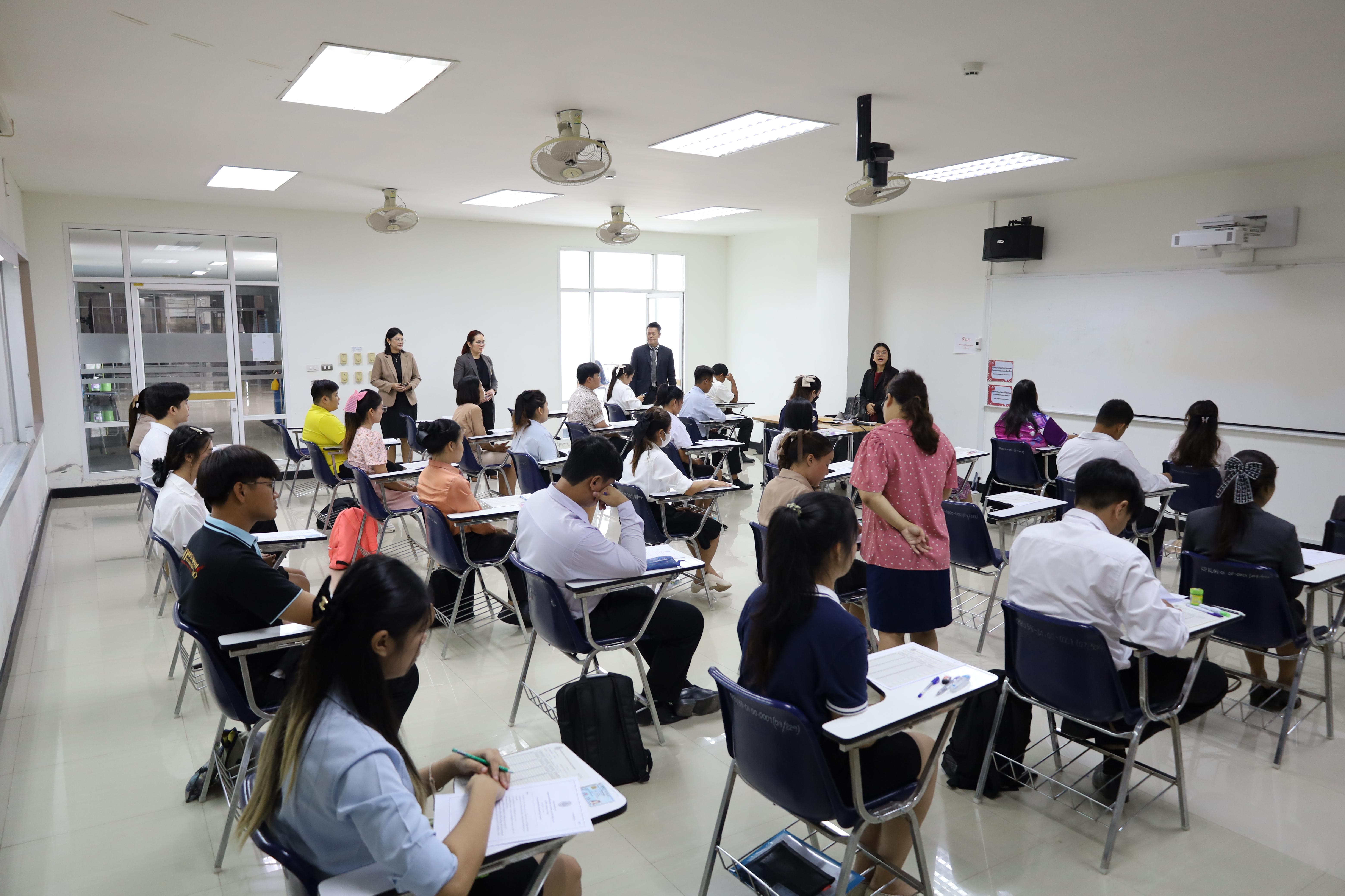 4. เมื่อวันที่ 23 สิงหาคม 2568 ผศ.ดร.ประจบ ขวัญมั่น คณบดีคณะครุศาสตร์พร้อมด้วยคณะผู้บริหาร คณะครุศาสตร์ ได้ลงพื้นที่ตรวจเยี่ยมการสอบคัดเลือกนักศึกษาเข้าศึกษาในหลักสูตรประกาศนียบัตรสาขาวิชาชีพครู ประจำปีการศึกษา 2568