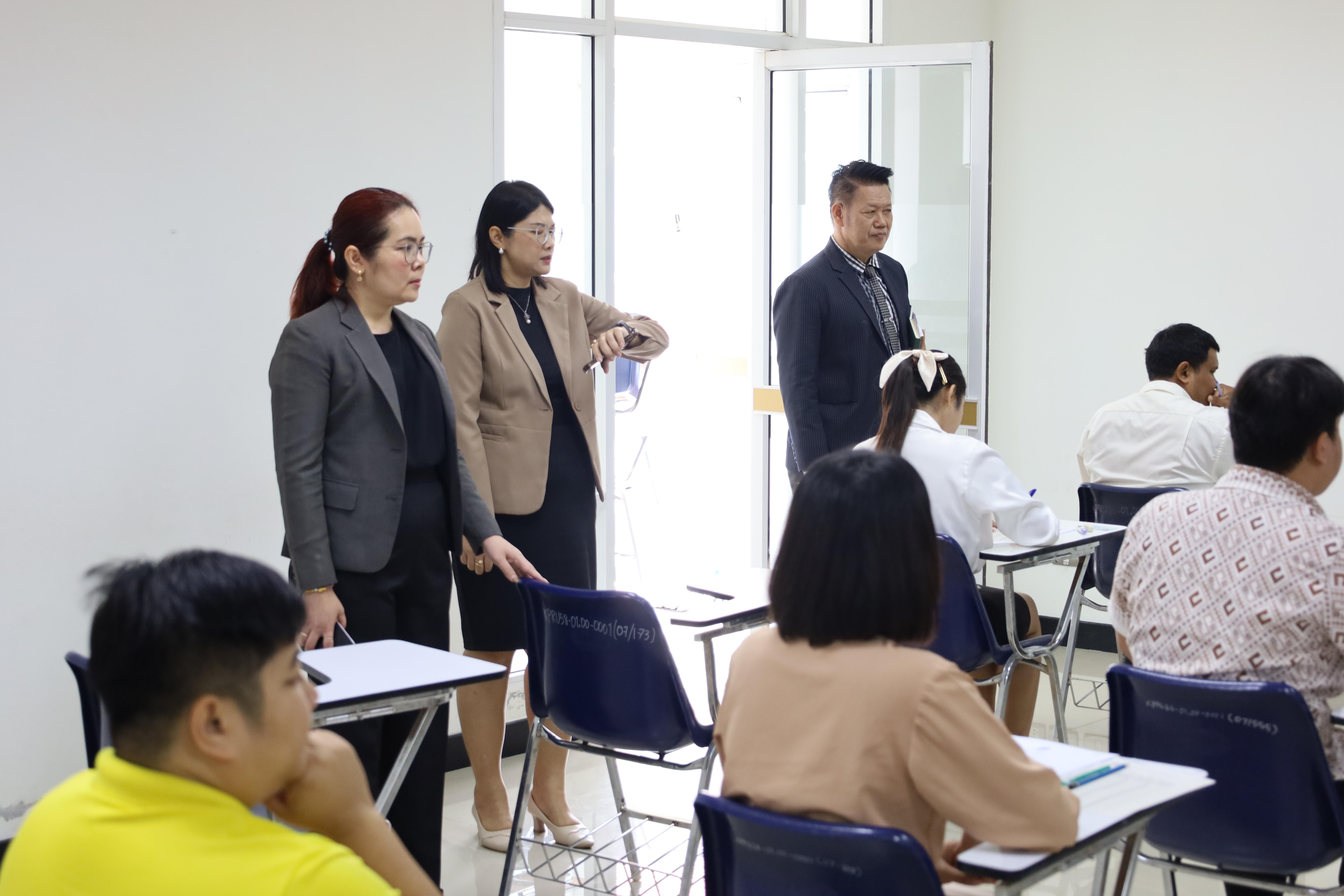 3. เมื่อวันที่ 23 สิงหาคม 2568 ผศ.ดร.ประจบ ขวัญมั่น คณบดีคณะครุศาสตร์พร้อมด้วยคณะผู้บริหาร คณะครุศาสตร์ ได้ลงพื้นที่ตรวจเยี่ยมการสอบคัดเลือกนักศึกษาเข้าศึกษาในหลักสูตรประกาศนียบัตรสาขาวิชาชีพครู ประจำปีการศึกษา 2568