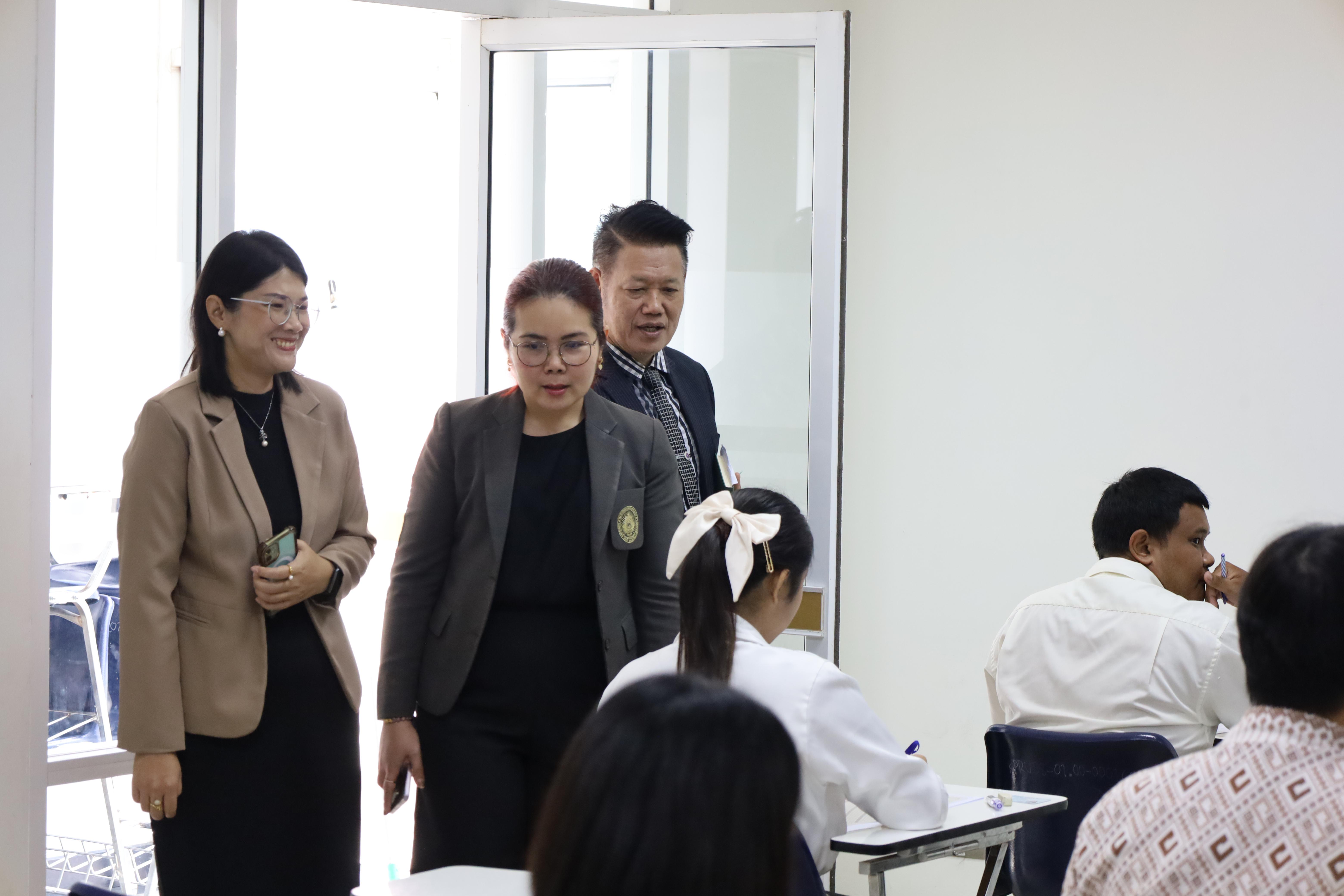 2. เมื่อวันที่ 23 สิงหาคม 2568 ผศ.ดร.ประจบ ขวัญมั่น คณบดีคณะครุศาสตร์พร้อมด้วยคณะผู้บริหาร คณะครุศาสตร์ ได้ลงพื้นที่ตรวจเยี่ยมการสอบคัดเลือกนักศึกษาเข้าศึกษาในหลักสูตรประกาศนียบัตรสาขาวิชาชีพครู ประจำปีการศึกษา 2568