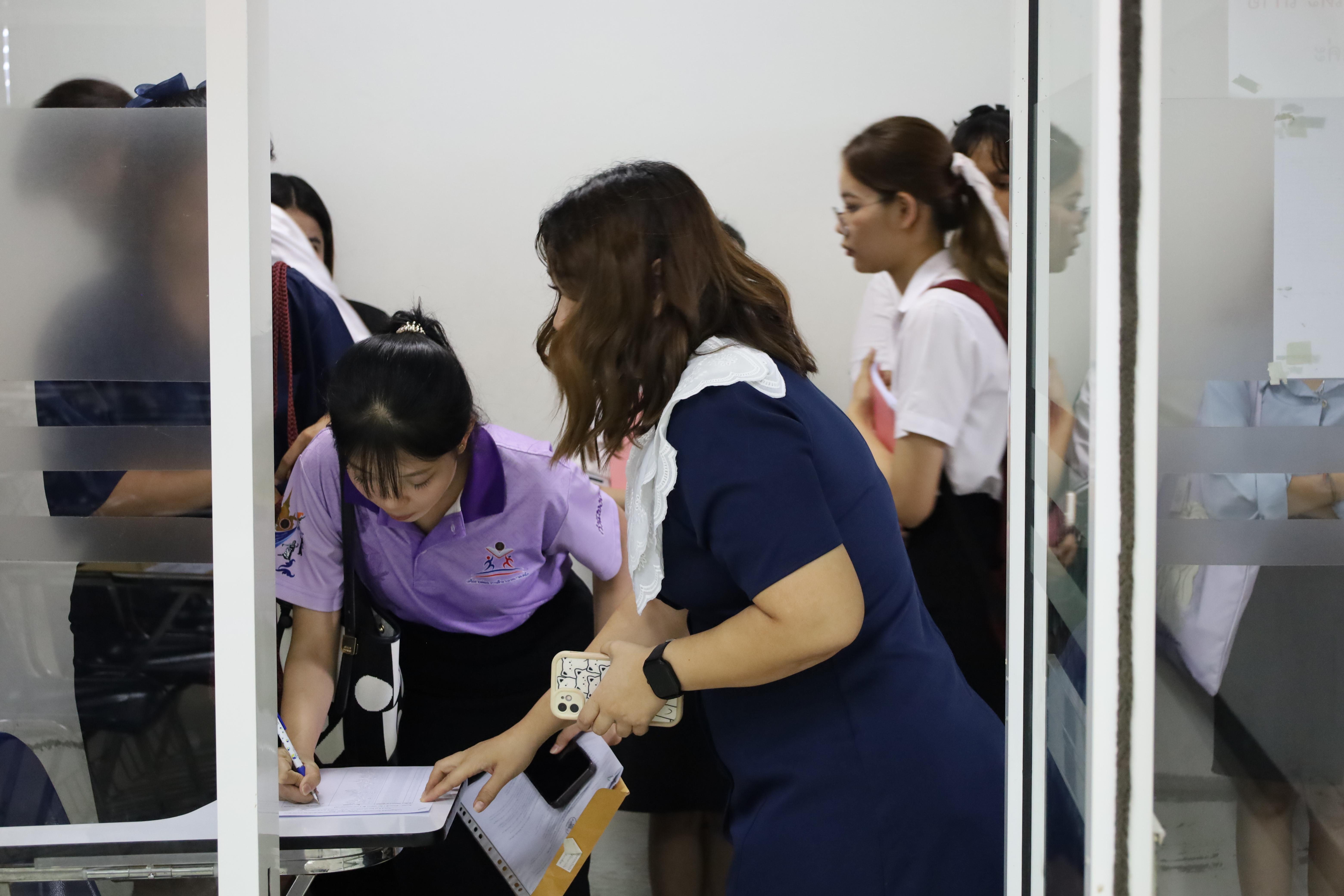 26. เมื่อวันที่ 23 สิงหาคม 2568 ผศ.ดร.ประจบ ขวัญมั่น คณบดีคณะครุศาสตร์พร้อมด้วยคณะผู้บริหาร คณะครุศาสตร์ ได้ลงพื้นที่ตรวจเยี่ยมการสอบคัดเลือกนักศึกษาเข้าศึกษาในหลักสูตรประกาศนียบัตรสาขาวิชาชีพครู ประจำปีการศึกษา 2568