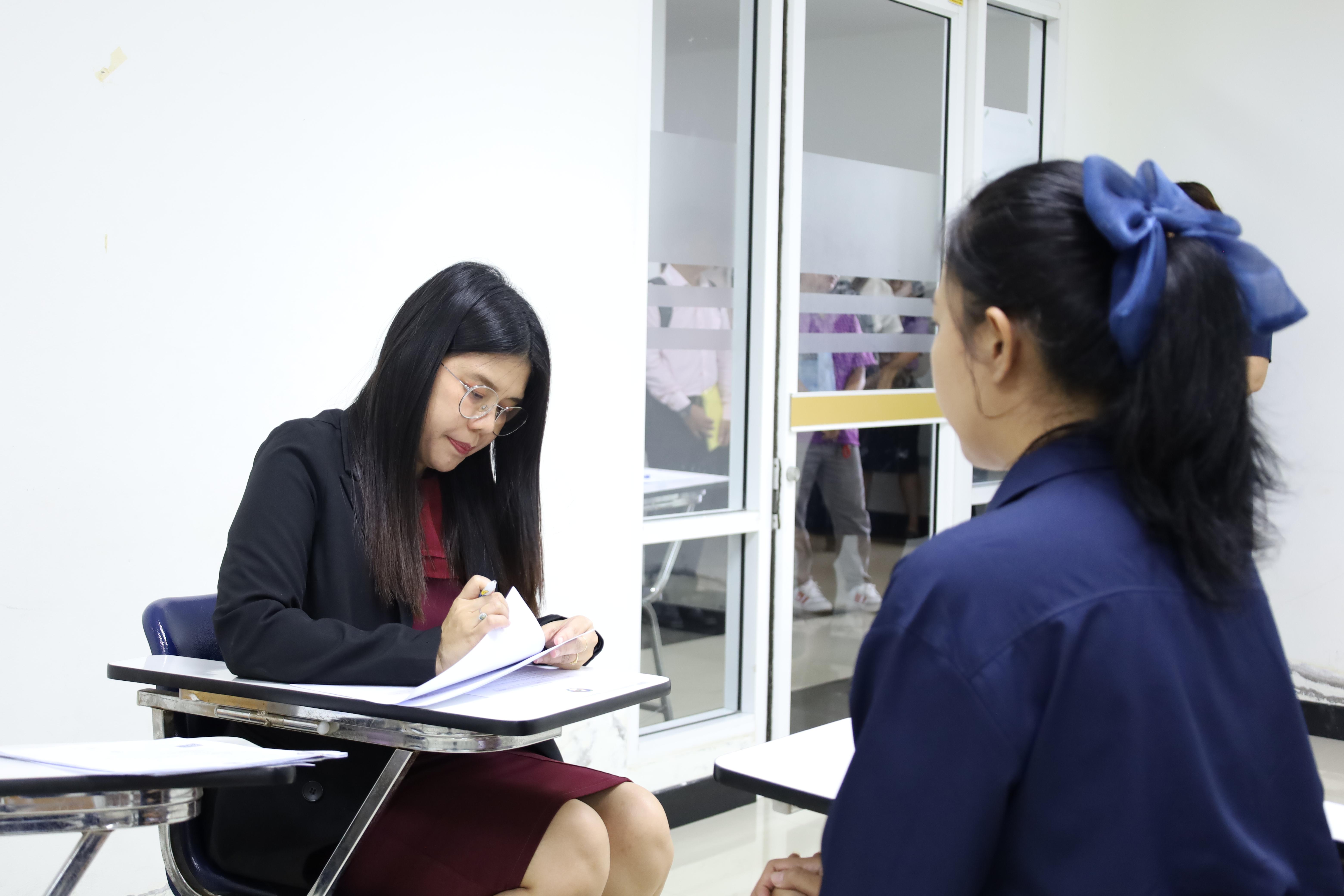 37. เมื่อวันที่ 23 สิงหาคม 2568 ผศ.ดร.ประจบ ขวัญมั่น คณบดีคณะครุศาสตร์พร้อมด้วยคณะผู้บริหาร คณะครุศาสตร์ ได้ลงพื้นที่ตรวจเยี่ยมการสอบคัดเลือกนักศึกษาเข้าศึกษาในหลักสูตรประกาศนียบัตรสาขาวิชาชีพครู ประจำปีการศึกษา 2568