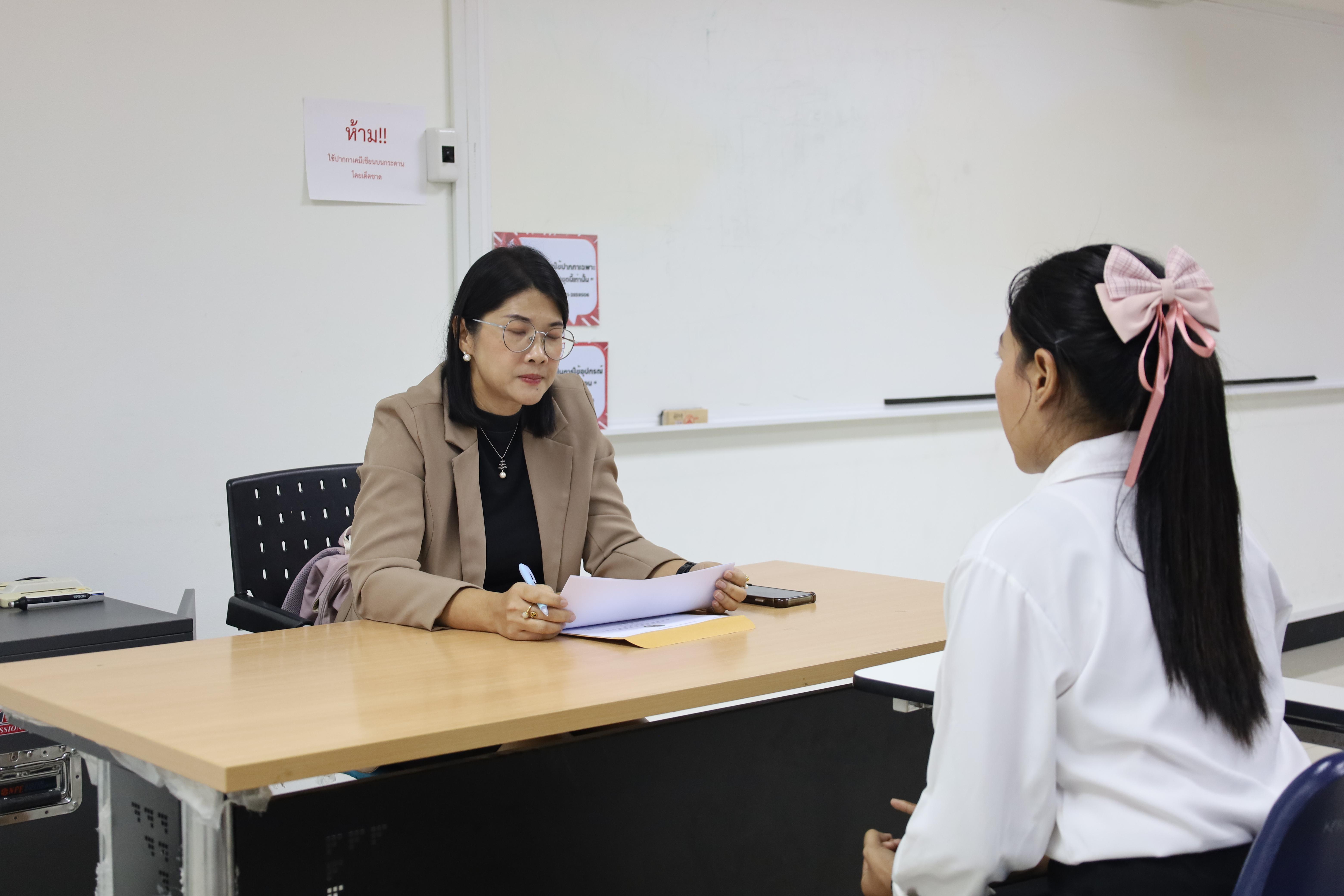 45. เมื่อวันที่ 23 สิงหาคม 2568 ผศ.ดร.ประจบ ขวัญมั่น คณบดีคณะครุศาสตร์พร้อมด้วยคณะผู้บริหาร คณะครุศาสตร์ ได้ลงพื้นที่ตรวจเยี่ยมการสอบคัดเลือกนักศึกษาเข้าศึกษาในหลักสูตรประกาศนียบัตรสาขาวิชาชีพครู ประจำปีการศึกษา 2568