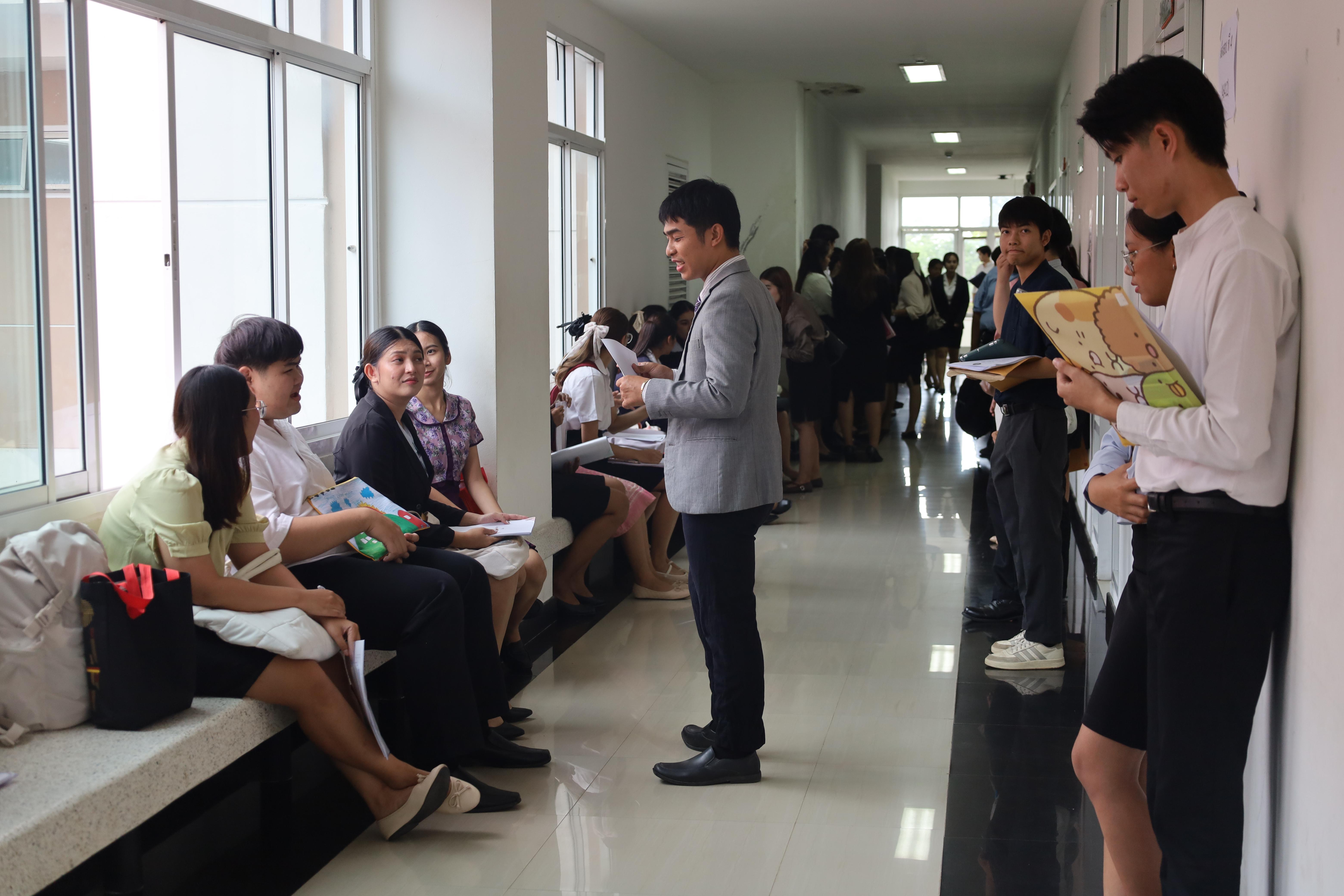 83. เมื่อวันที่ 23 สิงหาคม 2568 ผศ.ดร.ประจบ ขวัญมั่น คณบดีคณะครุศาสตร์พร้อมด้วยคณะผู้บริหาร คณะครุศาสตร์ ได้ลงพื้นที่ตรวจเยี่ยมการสอบคัดเลือกนักศึกษาเข้าศึกษาในหลักสูตรประกาศนียบัตรสาขาวิชาชีพครู ประจำปีการศึกษา 2568