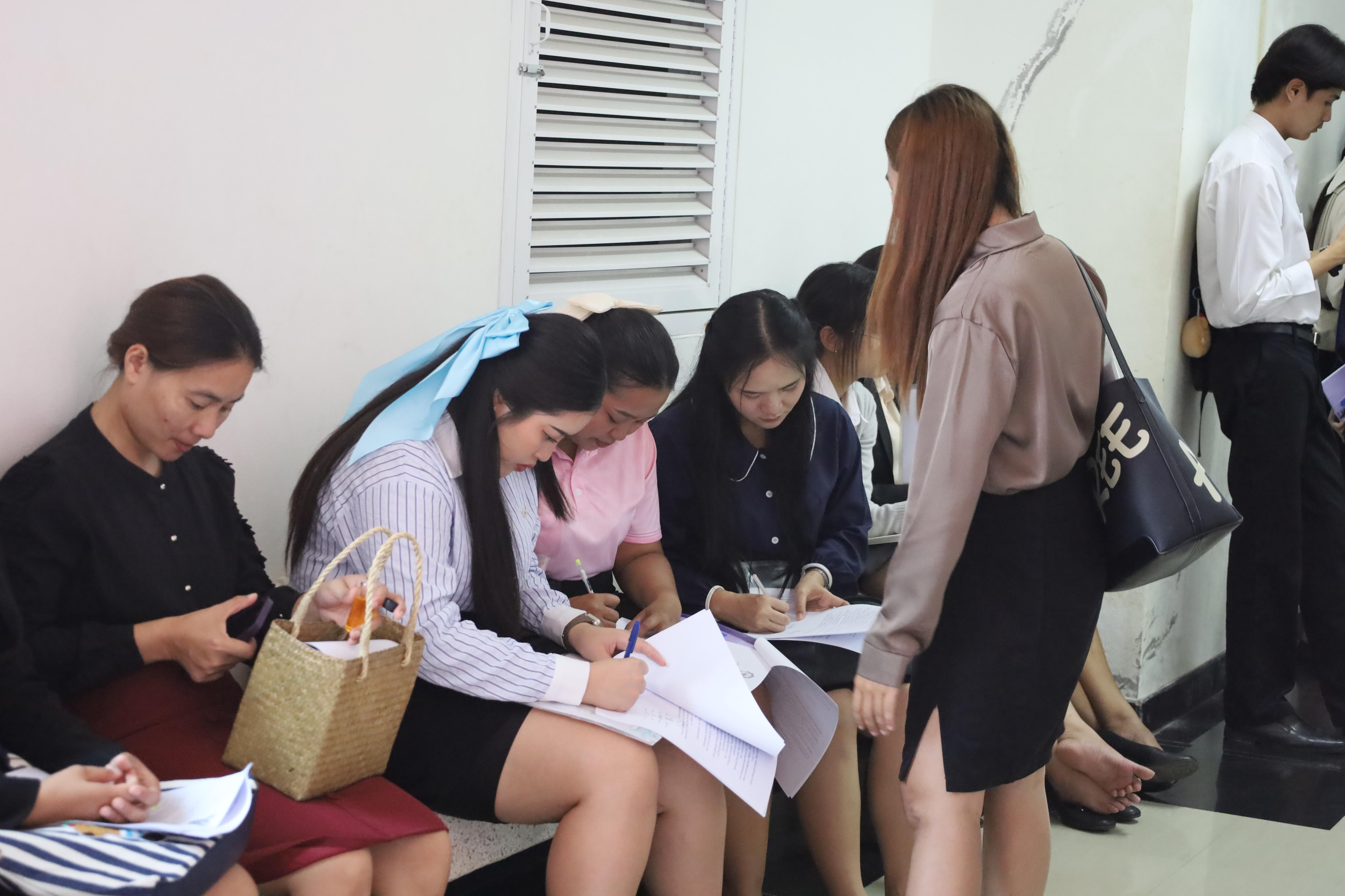 101. เมื่อวันที่ 23 สิงหาคม 2568 ผศ.ดร.ประจบ ขวัญมั่น คณบดีคณะครุศาสตร์พร้อมด้วยคณะผู้บริหาร คณะครุศาสตร์ ได้ลงพื้นที่ตรวจเยี่ยมการสอบคัดเลือกนักศึกษาเข้าศึกษาในหลักสูตรประกาศนียบัตรสาขาวิชาชีพครู ประจำปีการศึกษา 2568