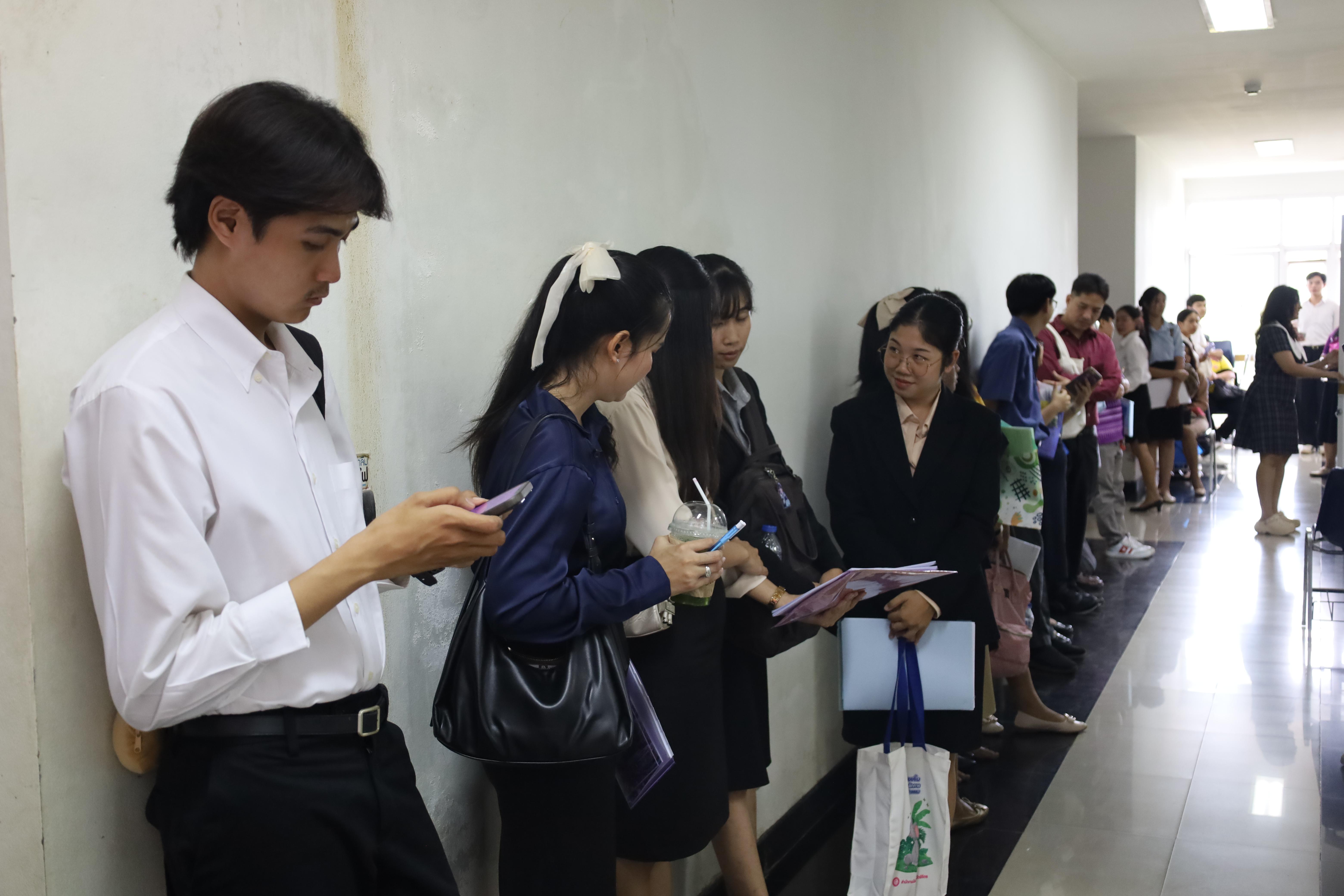 103. เมื่อวันที่ 23 สิงหาคม 2568 ผศ.ดร.ประจบ ขวัญมั่น คณบดีคณะครุศาสตร์พร้อมด้วยคณะผู้บริหาร คณะครุศาสตร์ ได้ลงพื้นที่ตรวจเยี่ยมการสอบคัดเลือกนักศึกษาเข้าศึกษาในหลักสูตรประกาศนียบัตรสาขาวิชาชีพครู ประจำปีการศึกษา 2568