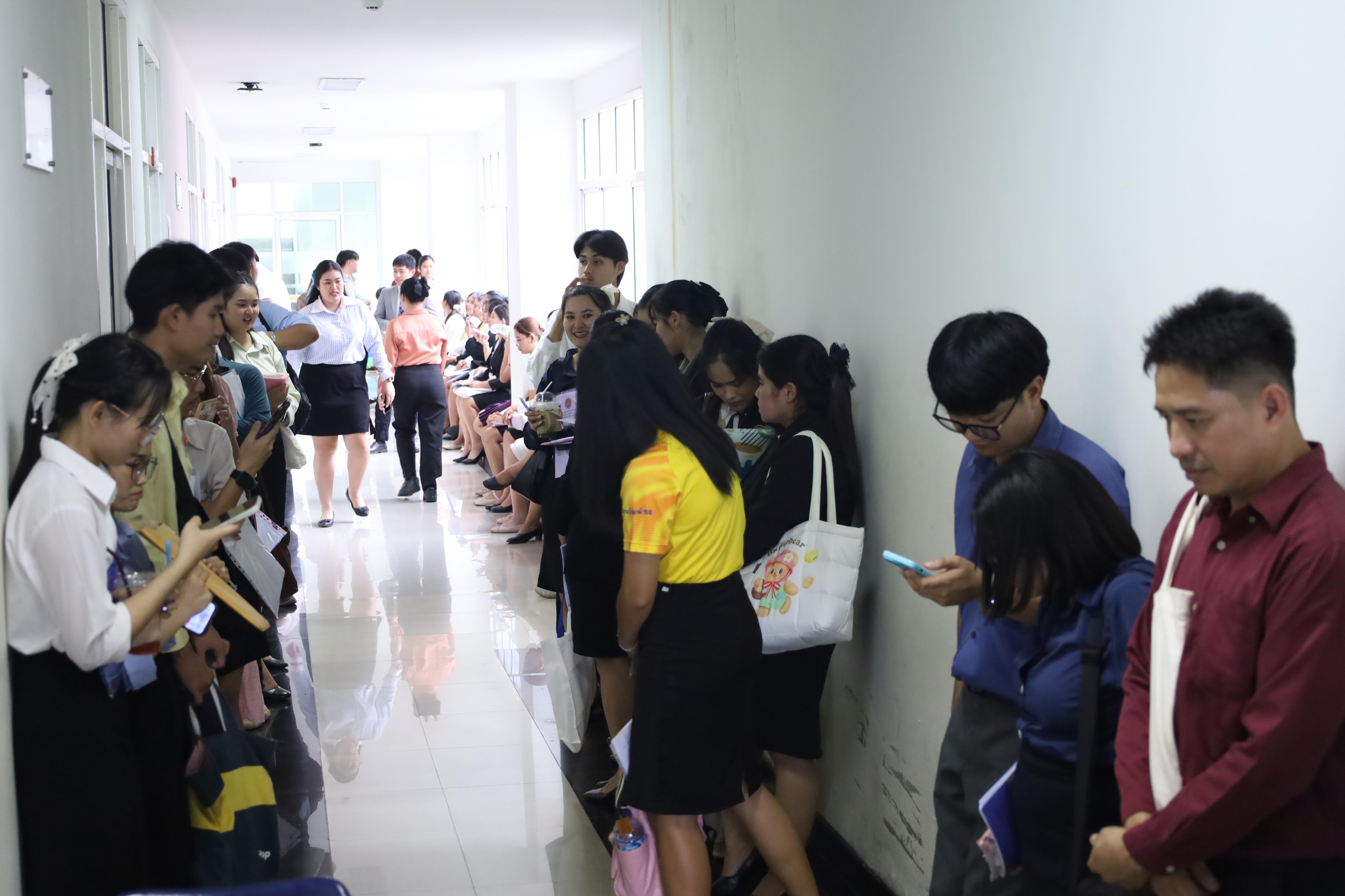 106. เมื่อวันที่ 23 สิงหาคม 2568 ผศ.ดร.ประจบ ขวัญมั่น คณบดีคณะครุศาสตร์พร้อมด้วยคณะผู้บริหาร คณะครุศาสตร์ ได้ลงพื้นที่ตรวจเยี่ยมการสอบคัดเลือกนักศึกษาเข้าศึกษาในหลักสูตรประกาศนียบัตรสาขาวิชาชีพครู ประจำปีการศึกษา 2568