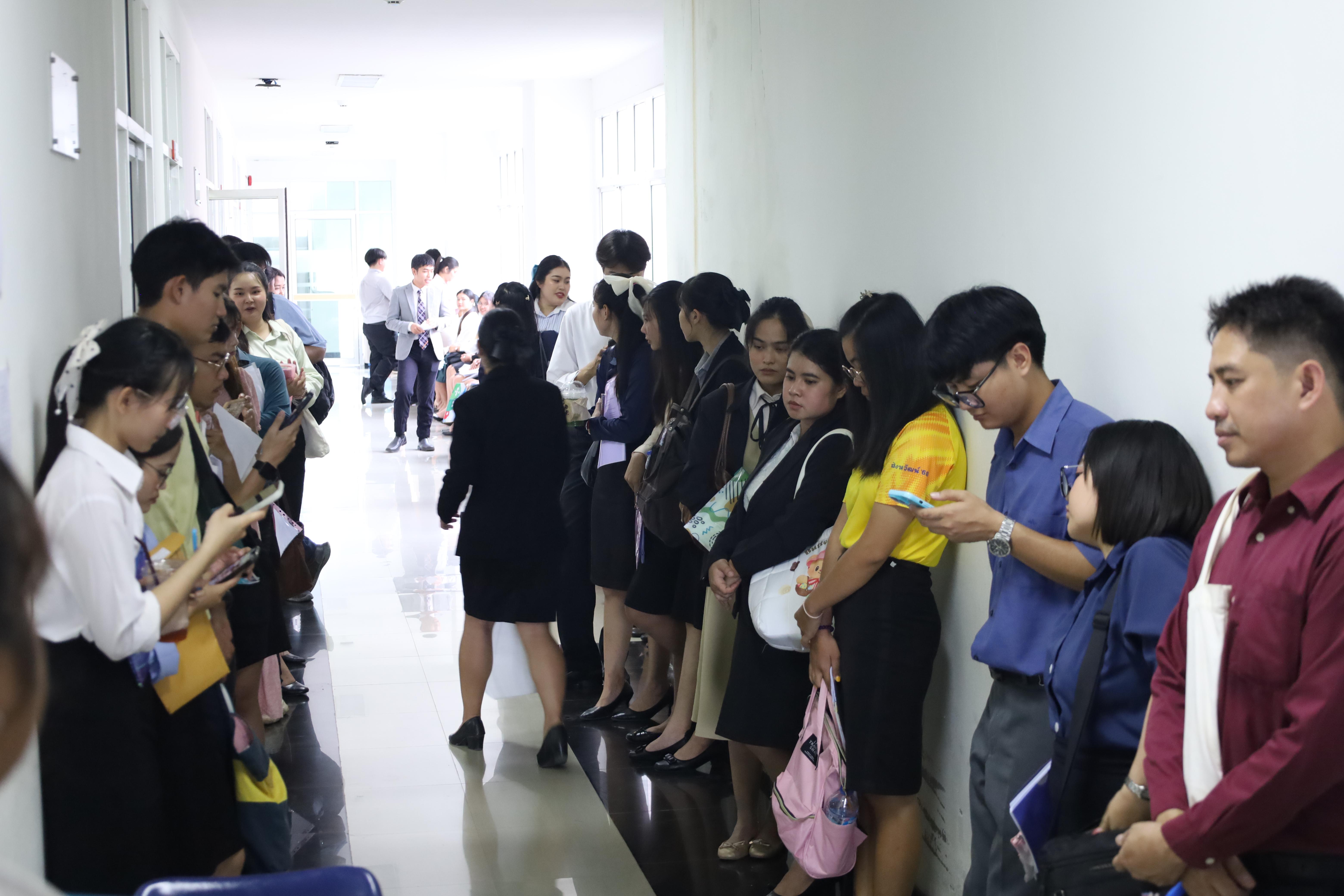 107. เมื่อวันที่ 23 สิงหาคม 2568 ผศ.ดร.ประจบ ขวัญมั่น คณบดีคณะครุศาสตร์พร้อมด้วยคณะผู้บริหาร คณะครุศาสตร์ ได้ลงพื้นที่ตรวจเยี่ยมการสอบคัดเลือกนักศึกษาเข้าศึกษาในหลักสูตรประกาศนียบัตรสาขาวิชาชีพครู ประจำปีการศึกษา 2568