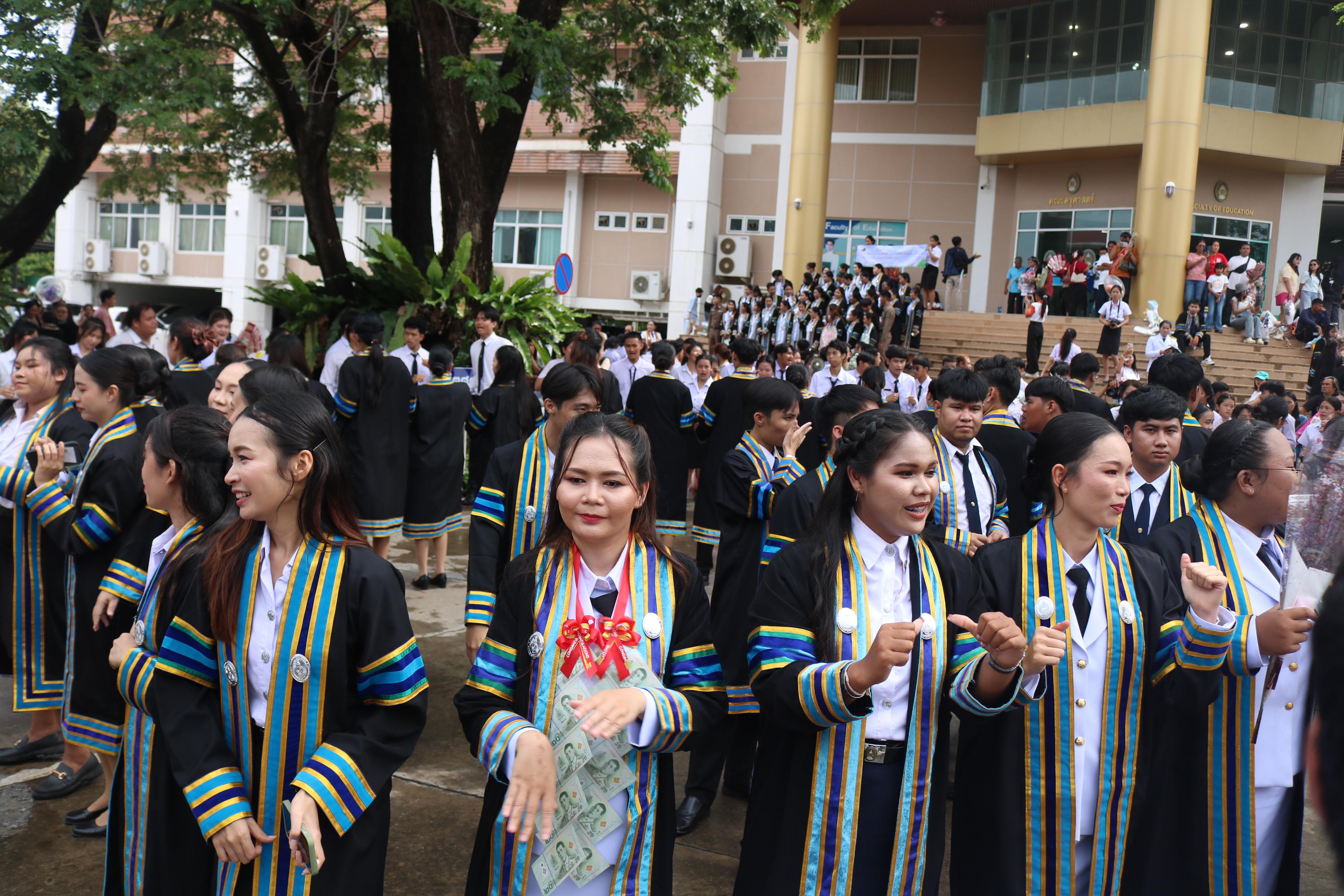 28. ขอแสดงความยินดีกับบัณฑิตทุกท่านที่สำเร็จการศึกษาในปีการศึกษา 2564 และ2565  วันที่ 17 ตุลาคม 2567 ณ อาคารทีปังกรรัศมีโชติ  มหาวิทยาลัยราชภัฏกำแพงเพชร