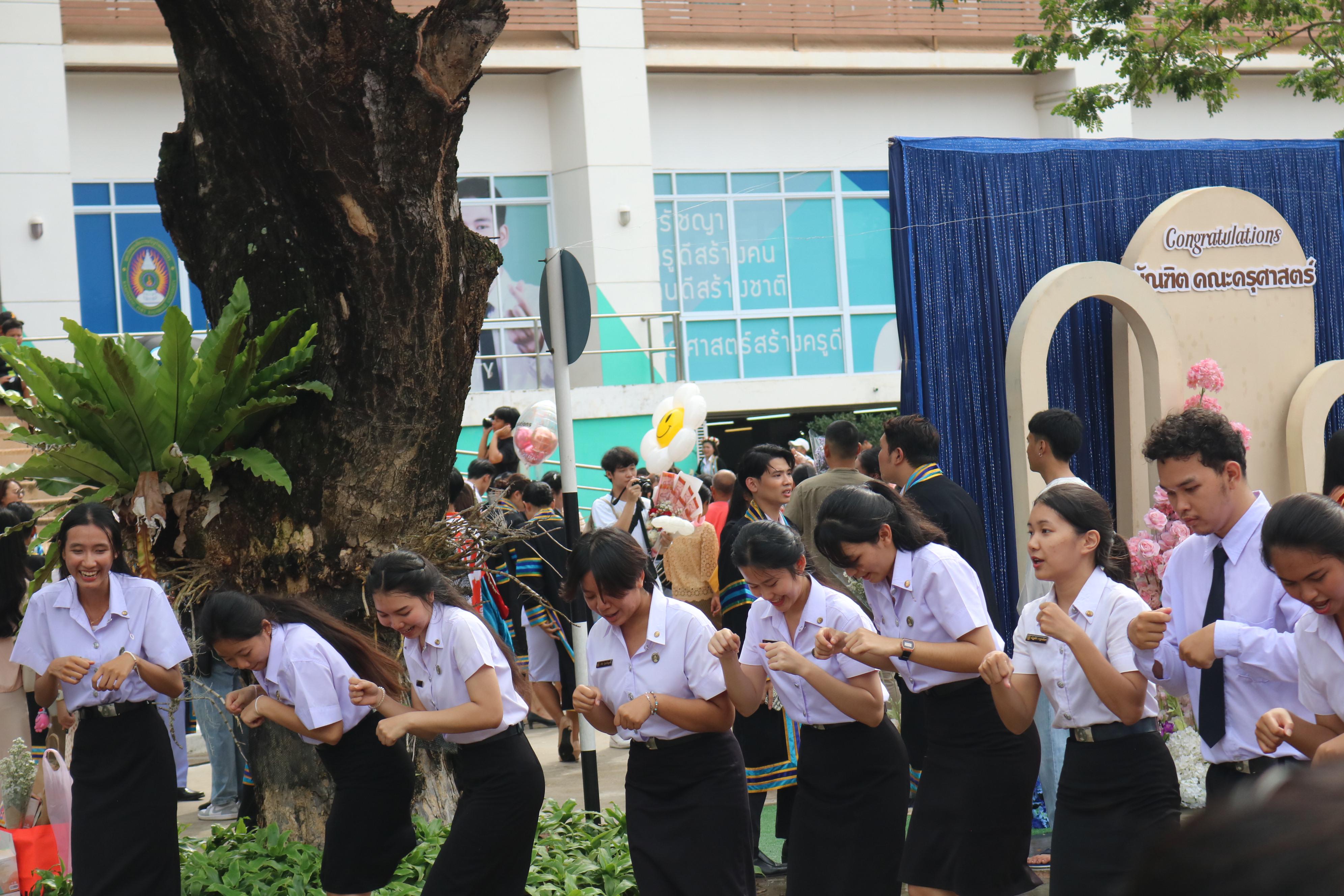 34. ขอแสดงความยินดีกับบัณฑิตทุกท่านที่สำเร็จการศึกษาในปีการศึกษา 2564 และ2565  วันที่ 17 ตุลาคม 2567 ณ อาคารทีปังกรรัศมีโชติ  มหาวิทยาลัยราชภัฏกำแพงเพชร