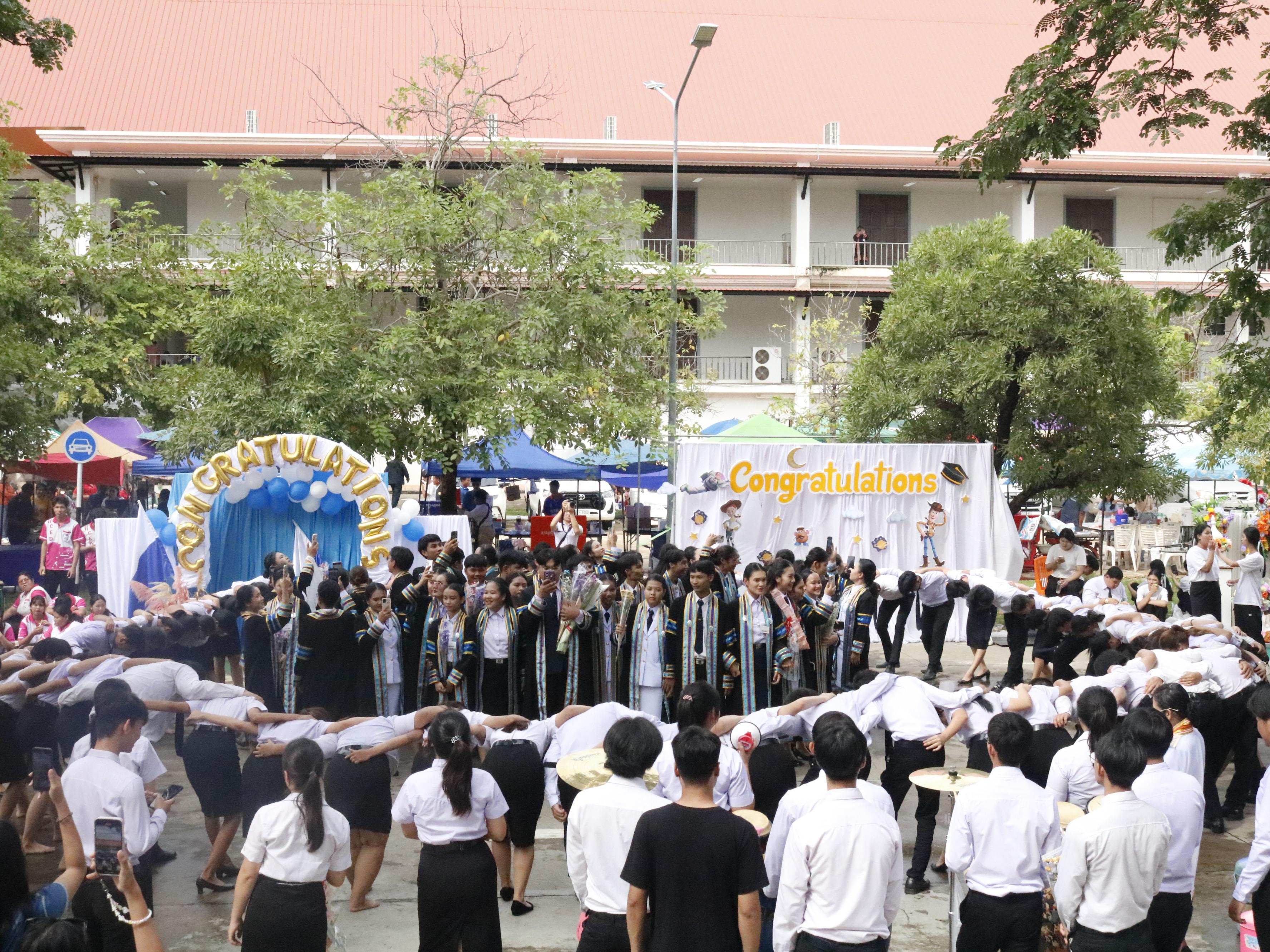 203. ขอแสดงความยินดีกับบัณฑิตทุกท่านที่สำเร็จการศึกษาในปีการศึกษา 2564 และ2565  วันที่ 17 ตุลาคม 2567 ณ อาคารทีปังกรรัศมีโชติ  มหาวิทยาลัยราชภัฏกำแพงเพชร