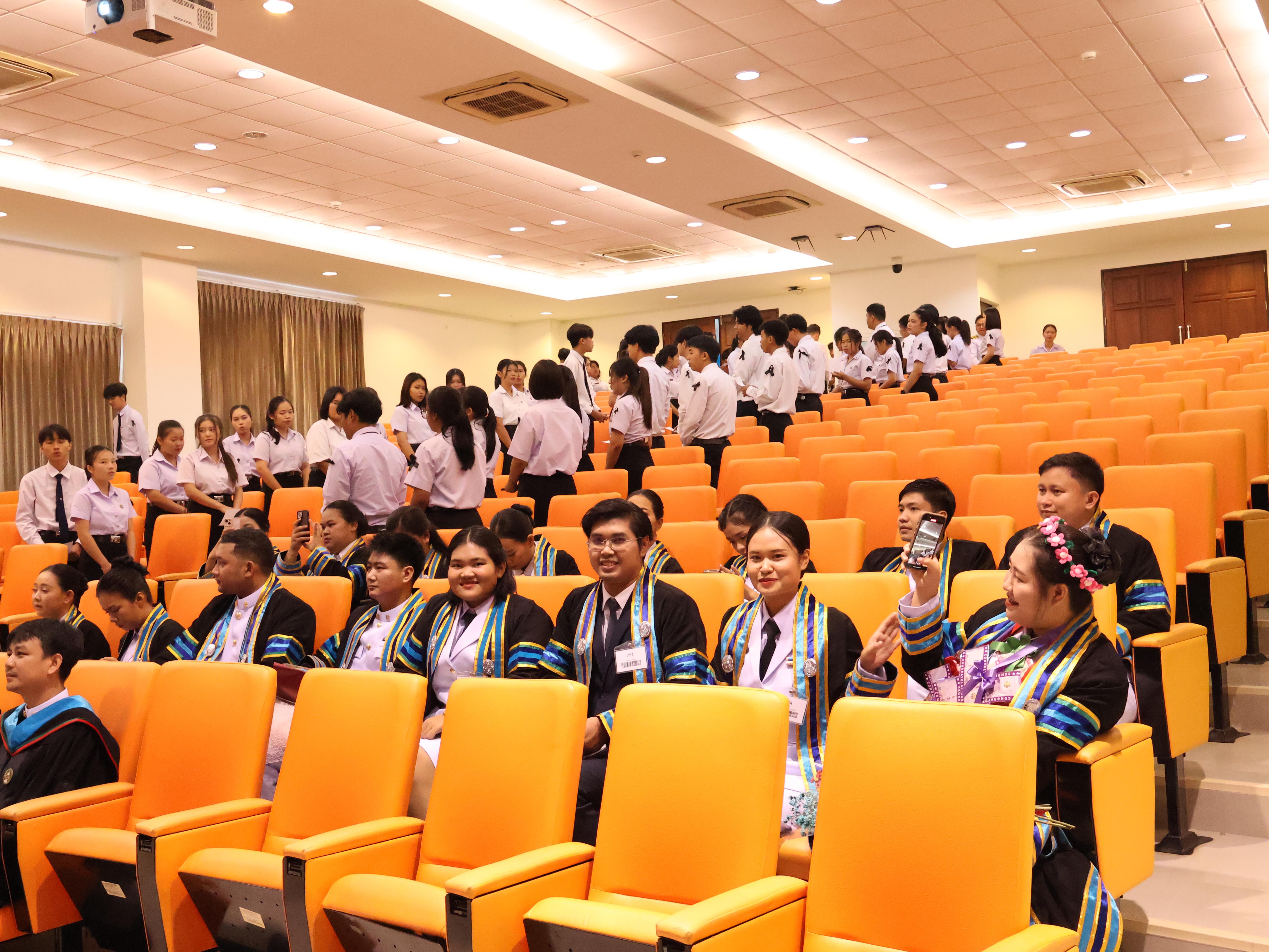 3. วันที่ 1 พฤศจิกายน พ.ศ. 2568 ร่วมแสดงความภาคภูมิใจและส่งต่อคำยินดีจากน้อง ๆ สู่รุ่นพี่ที่สำเร็จการศึกษาอย่างสมบูรณ์ บรรยากาศภายในงาน เต็มไปด้วยรอยยิ้ม และความอบอุ่นจากคณาจารย์ เพื่อนร่วมรุ่น และรุ่นน้องที่มาร่วมแสดงความยินดี ภายในงานมีการถ่ายภาพร่วมกัน