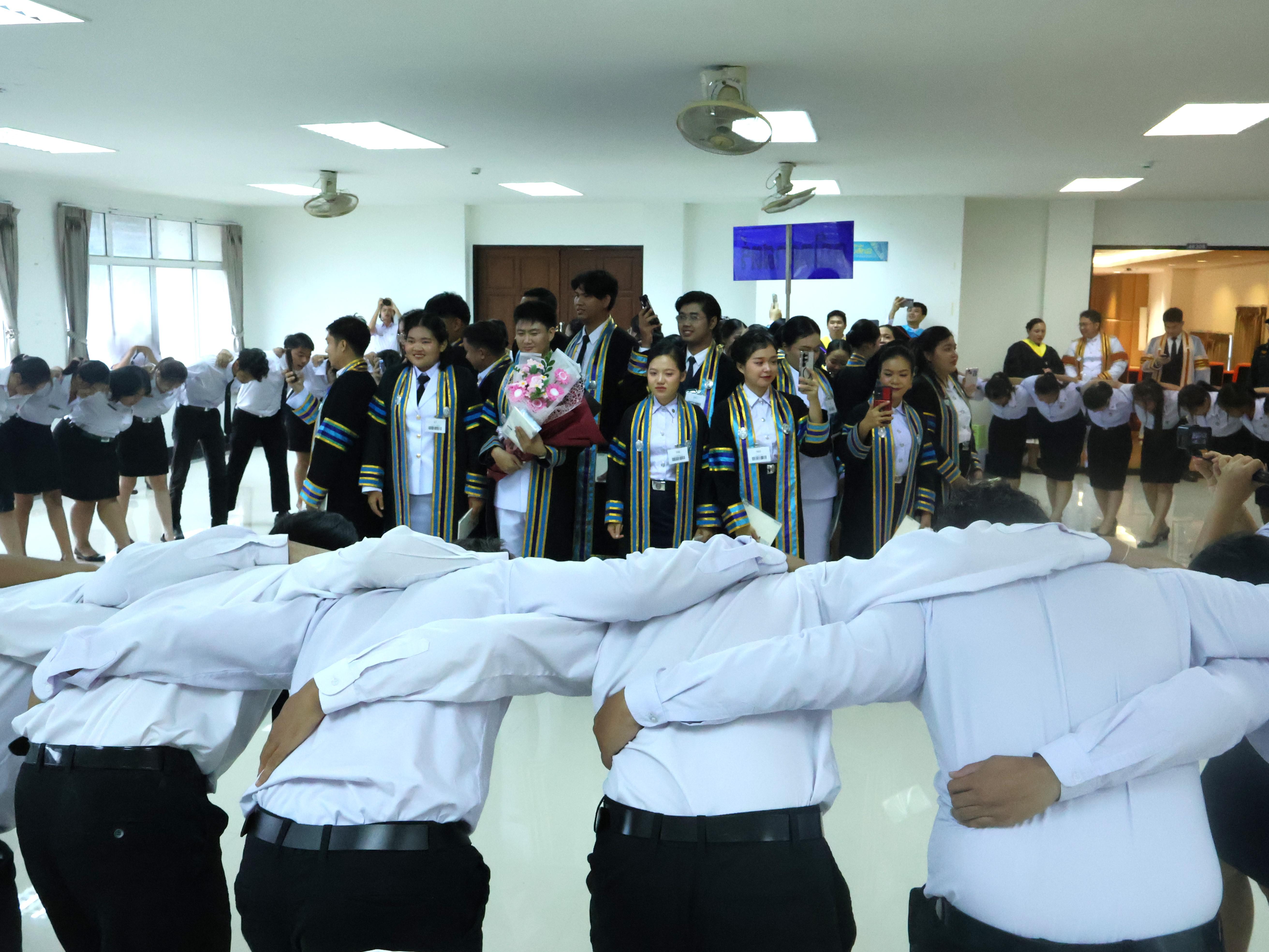 วันที่ 1 พฤศจิกายน พ.ศ. 2568 ร่วมแสดงความภาคภูมิใจและส่งต่อคำยินดีจากน้อง ๆ สู่รุ่นพี่ที่สำเร็จการศึกษาอย่างสมบูรณ์ บรรยากาศภายในงาน เต็มไปด้วยรอยยิ้ม และความอบอุ่นจากคณาจารย์ เพื่อนร่วมรุ่น และรุ่นน้องที่มาร่วมแสดงความยินดี ภายในงานมีการถ่ายภาพร่วมกัน