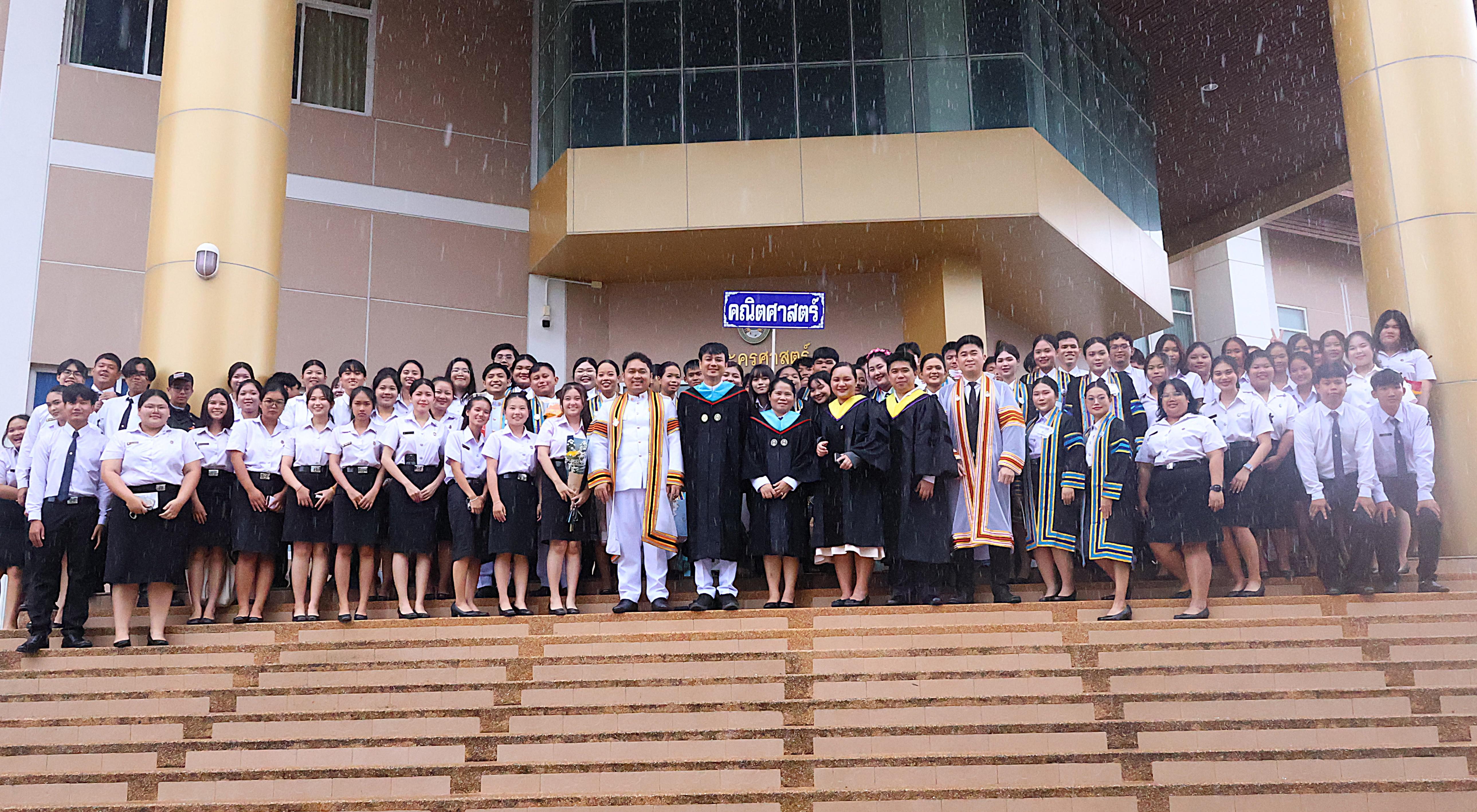 6. วันที่ 1 พฤศจิกายน พ.ศ. 2568 ร่วมแสดงความภาคภูมิใจและส่งต่อคำยินดีจากน้อง ๆ สู่รุ่นพี่ที่สำเร็จการศึกษาอย่างสมบูรณ์ บรรยากาศภายในงาน เต็มไปด้วยรอยยิ้ม และความอบอุ่นจากคณาจารย์ เพื่อนร่วมรุ่น และรุ่นน้องที่มาร่วมแสดงความยินดี ภายในงานมีการถ่ายภาพร่วมกัน