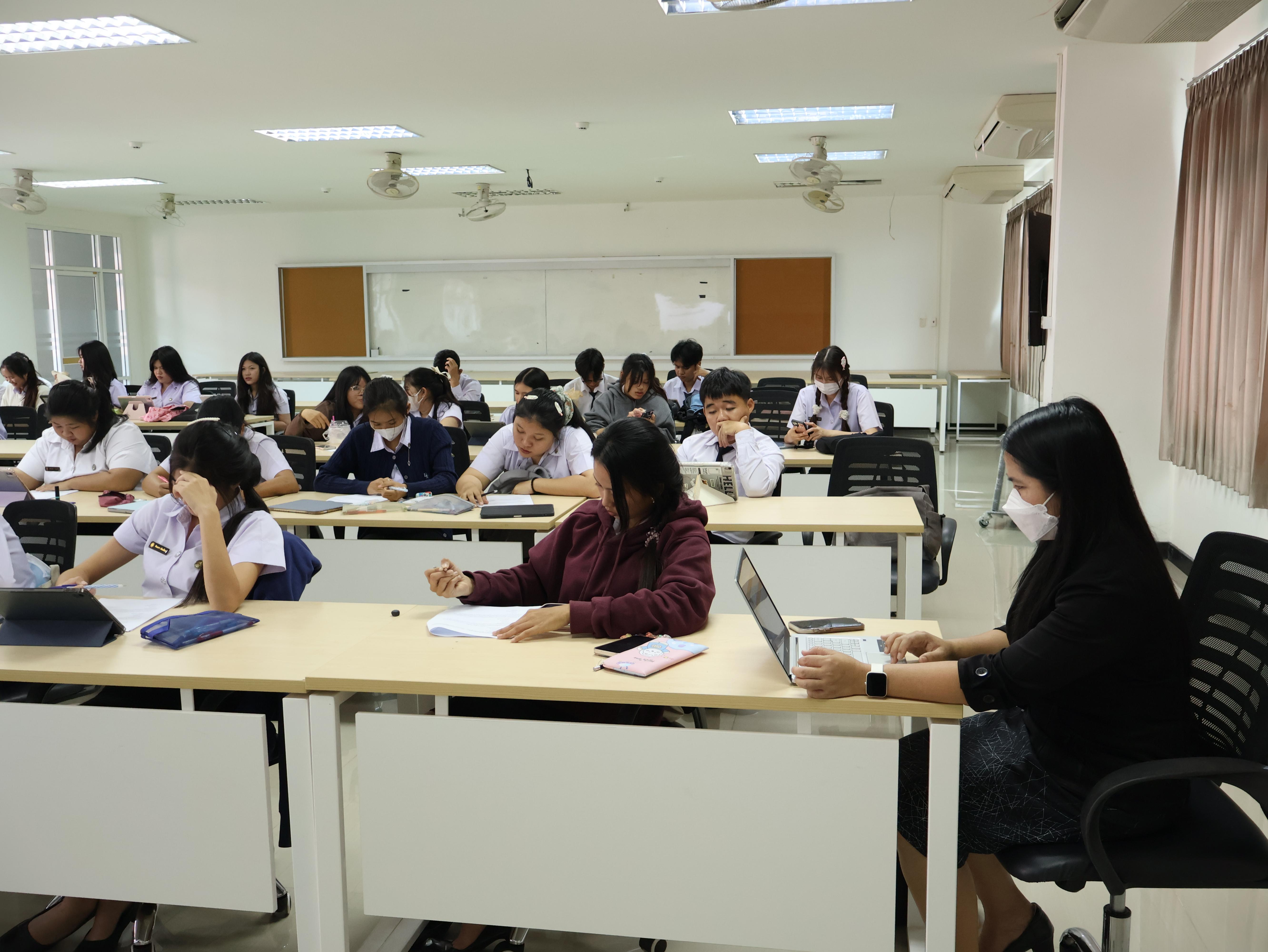 4. โปรแกรมวิชาคณิตศาสตร์ได้จัดโครงการพัฒนาคุณลักษณะบัณฑิต คณิตศาสตร์ “กิจกรรมเตรียมความพร้อมเพื่อการทดสอบและประเมินสมรรถนะทางวิชาชีพครู”