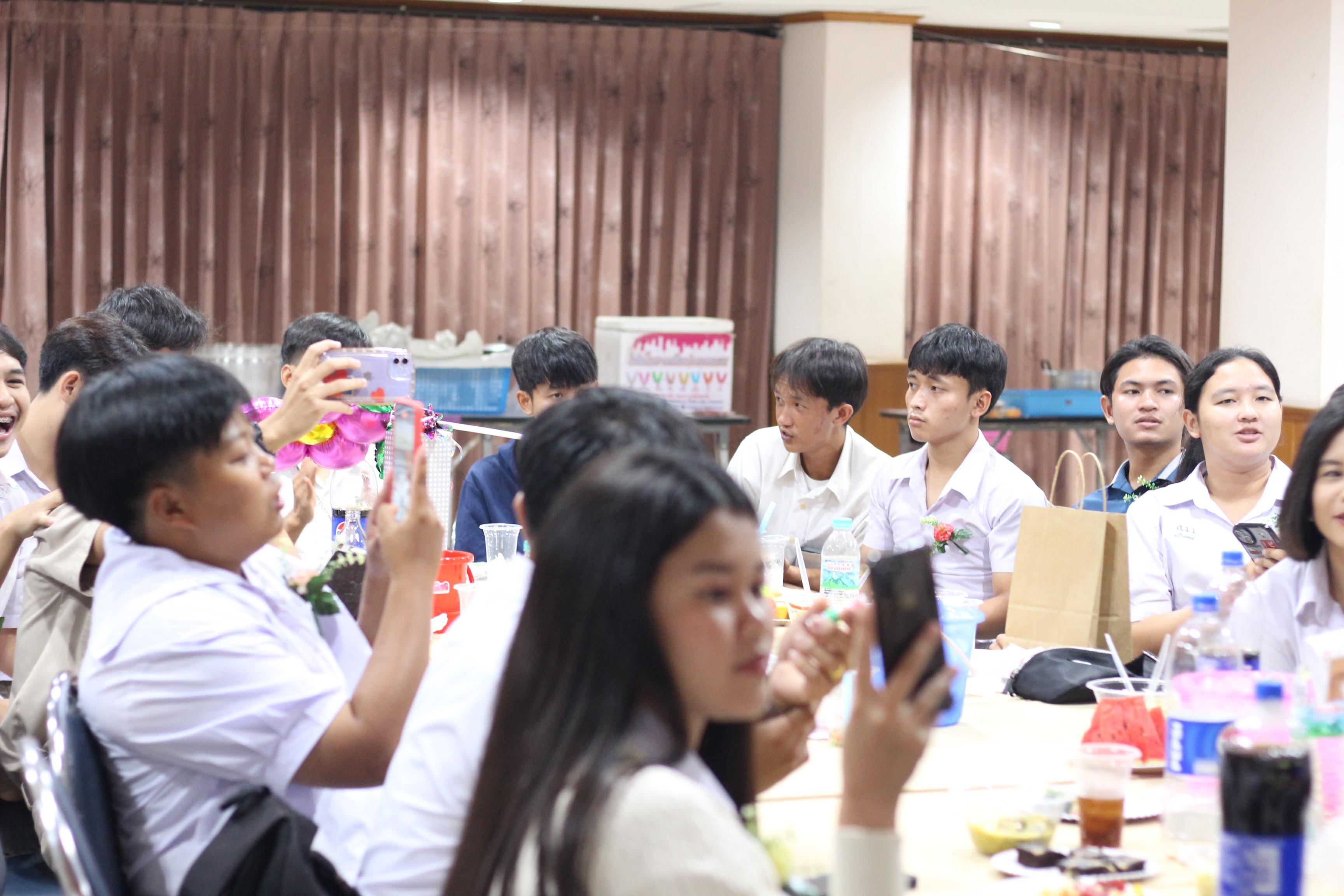 811. วันที่ 17 มีนาคม 2567 ที่ผ่านมา โปรแกรมวิชาพลศึกษา ได้จัดกิจกรรมแสดงความยินดีกับนักศึกษา ชั้นปีที่ 4 (รหัส 63) 