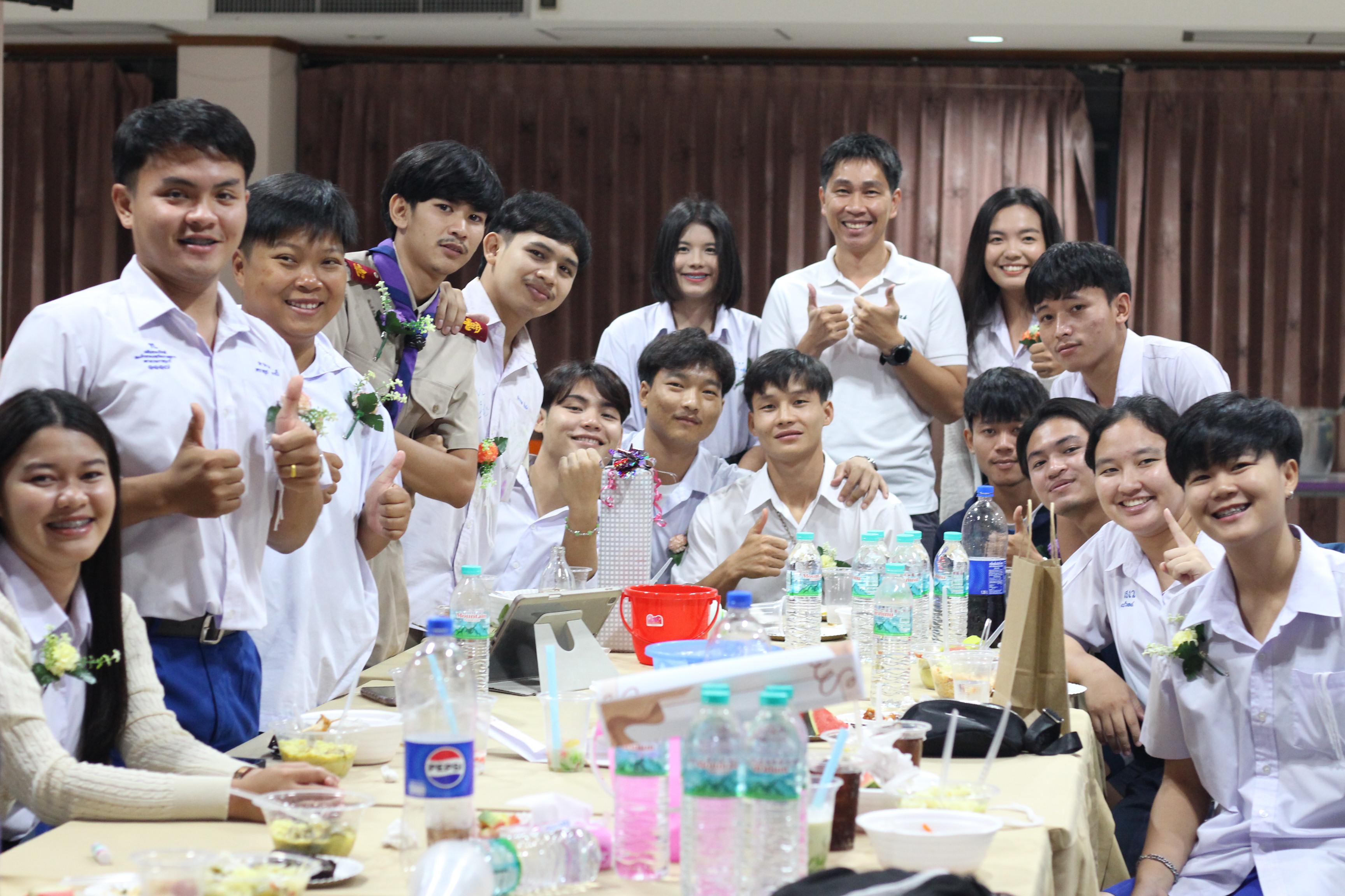 833. วันที่ 17 มีนาคม 2567 ที่ผ่านมา โปรแกรมวิชาพลศึกษา ได้จัดกิจกรรมแสดงความยินดีกับนักศึกษา ชั้นปีที่ 4 (รหัส 63) 