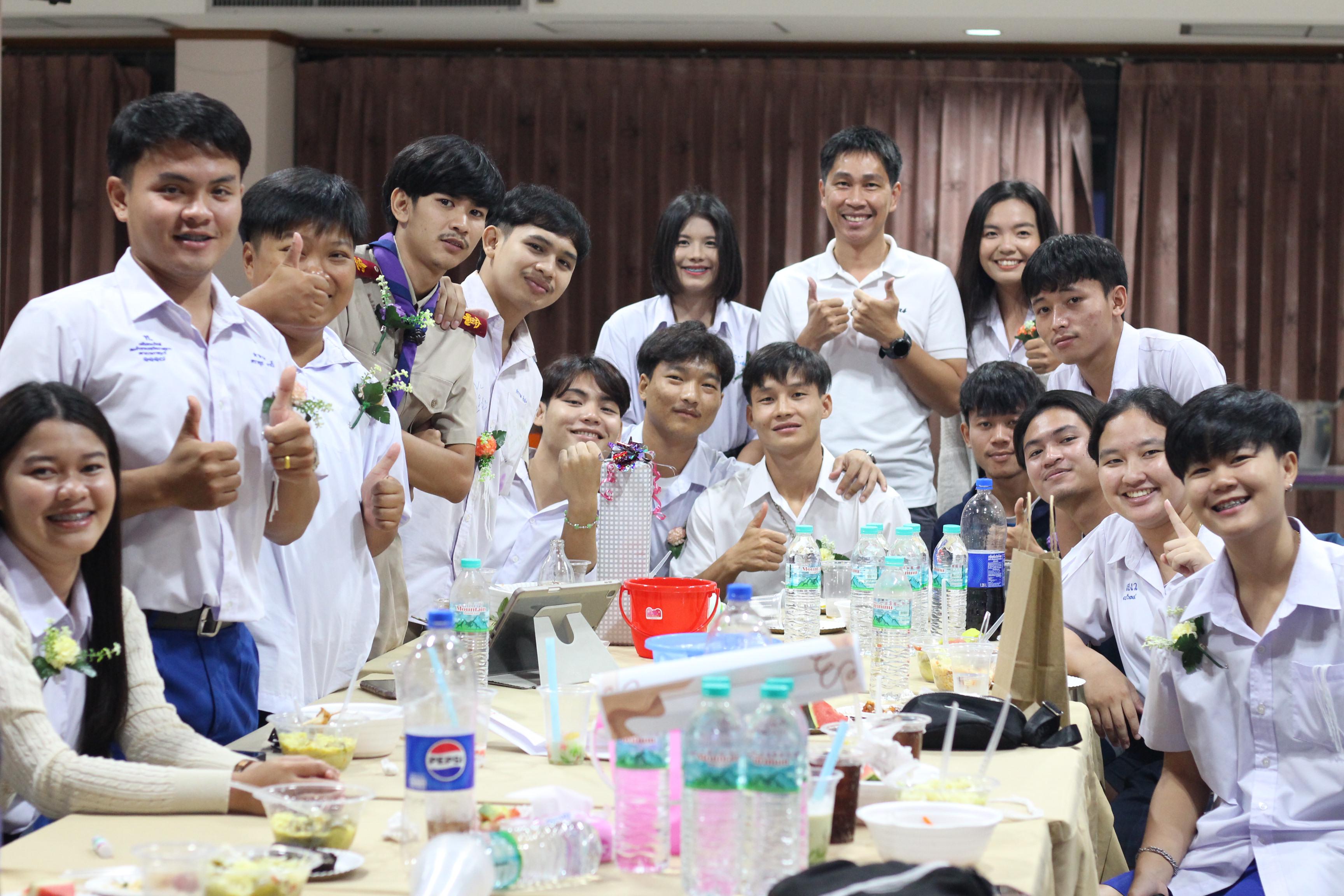 834. วันที่ 17 มีนาคม 2567 ที่ผ่านมา โปรแกรมวิชาพลศึกษา ได้จัดกิจกรรมแสดงความยินดีกับนักศึกษา ชั้นปีที่ 4 (รหัส 63) 