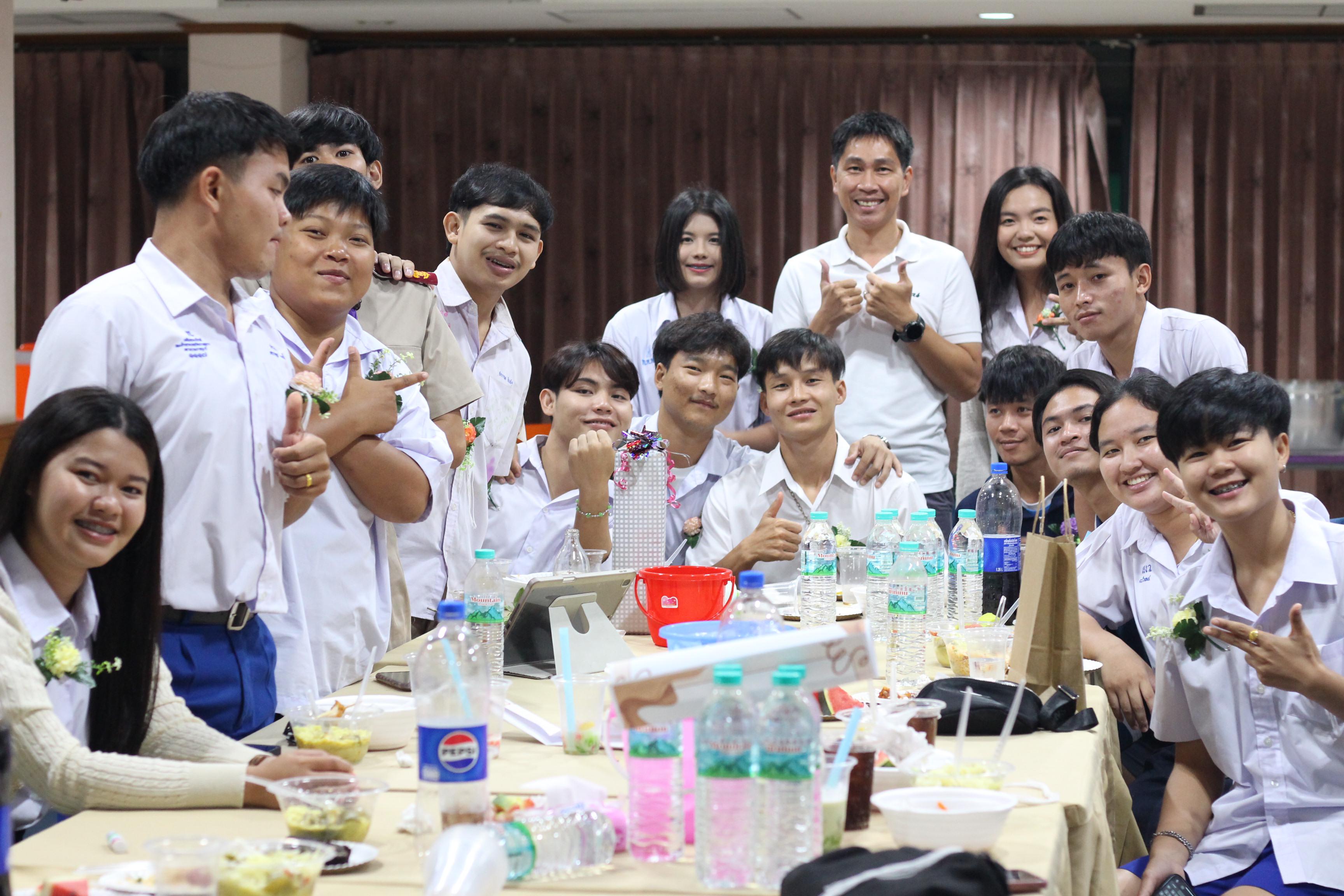 837. วันที่ 17 มีนาคม 2567 ที่ผ่านมา โปรแกรมวิชาพลศึกษา ได้จัดกิจกรรมแสดงความยินดีกับนักศึกษา ชั้นปีที่ 4 (รหัส 63) 
