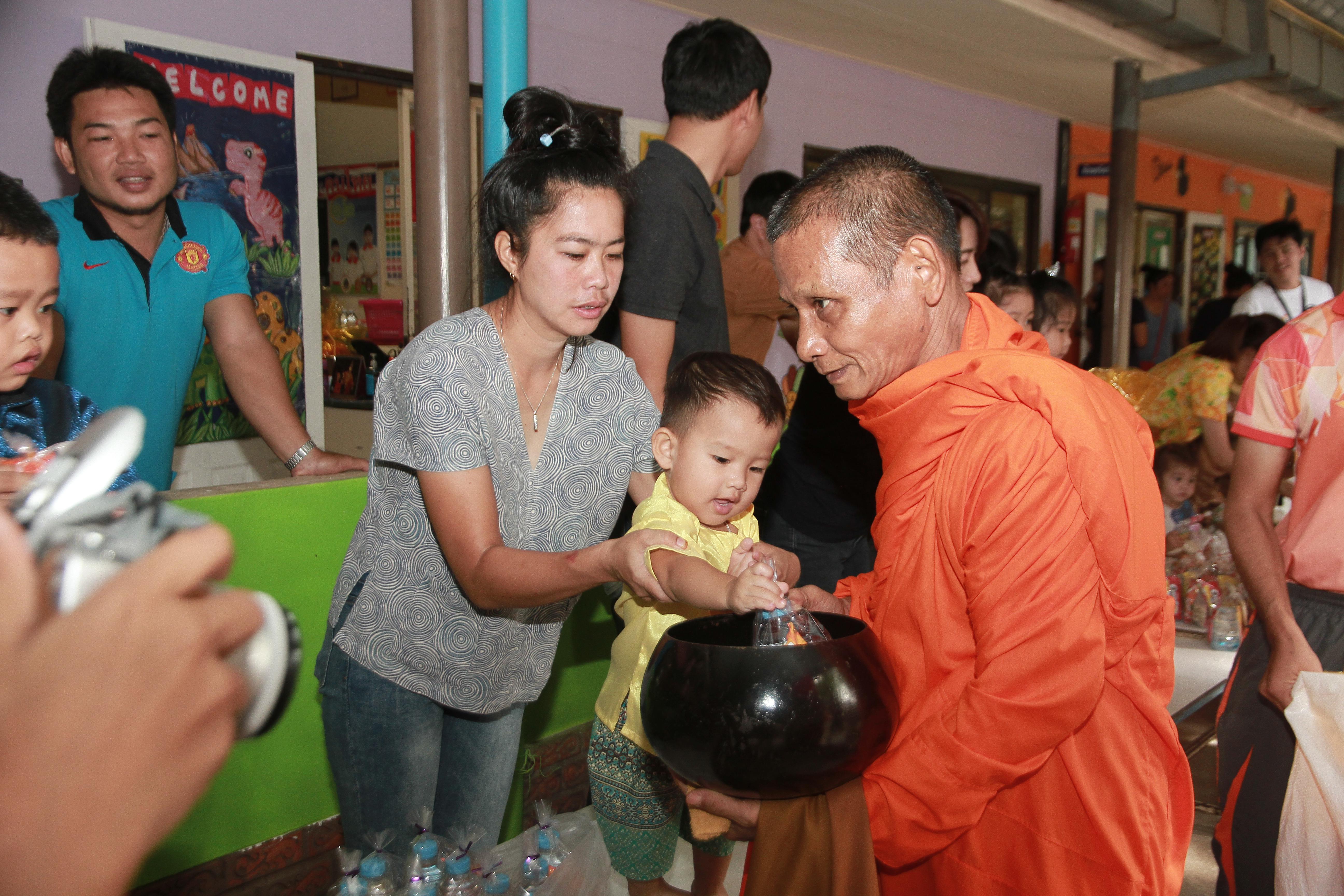 11. วันที่ 12 ก.ค. 62 โรงเรียนอนุบาลราชภัฏกำแพงเพชร จัดกิจกรรมวันเข้าพรรษา  โดยมีดร.วรพรรณ ขาวประทุม ผอ.โรงเรียน พร้อมด้วยคณะผู้บริหาร ครู นักเรียน และผู้ปกครอง ร่วมถวายเทียนจำนำพรรษา 