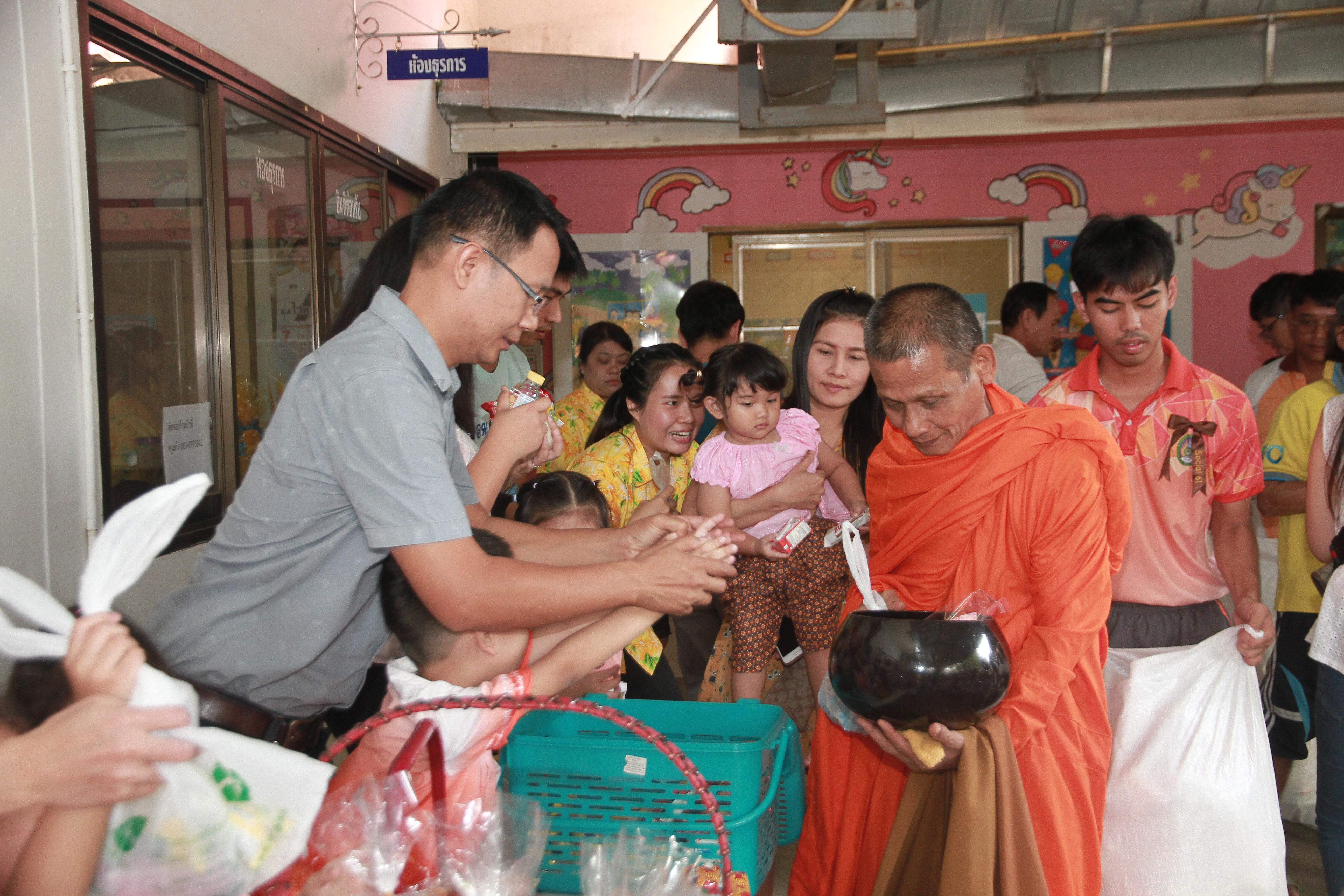 15. วันที่ 12 ก.ค. 62 โรงเรียนอนุบาลราชภัฏกำแพงเพชร จัดกิจกรรมวันเข้าพรรษา  โดยมีดร.วรพรรณ ขาวประทุม ผอ.โรงเรียน พร้อมด้วยคณะผู้บริหาร ครู นักเรียน และผู้ปกครอง ร่วมถวายเทียนจำนำพรรษา 