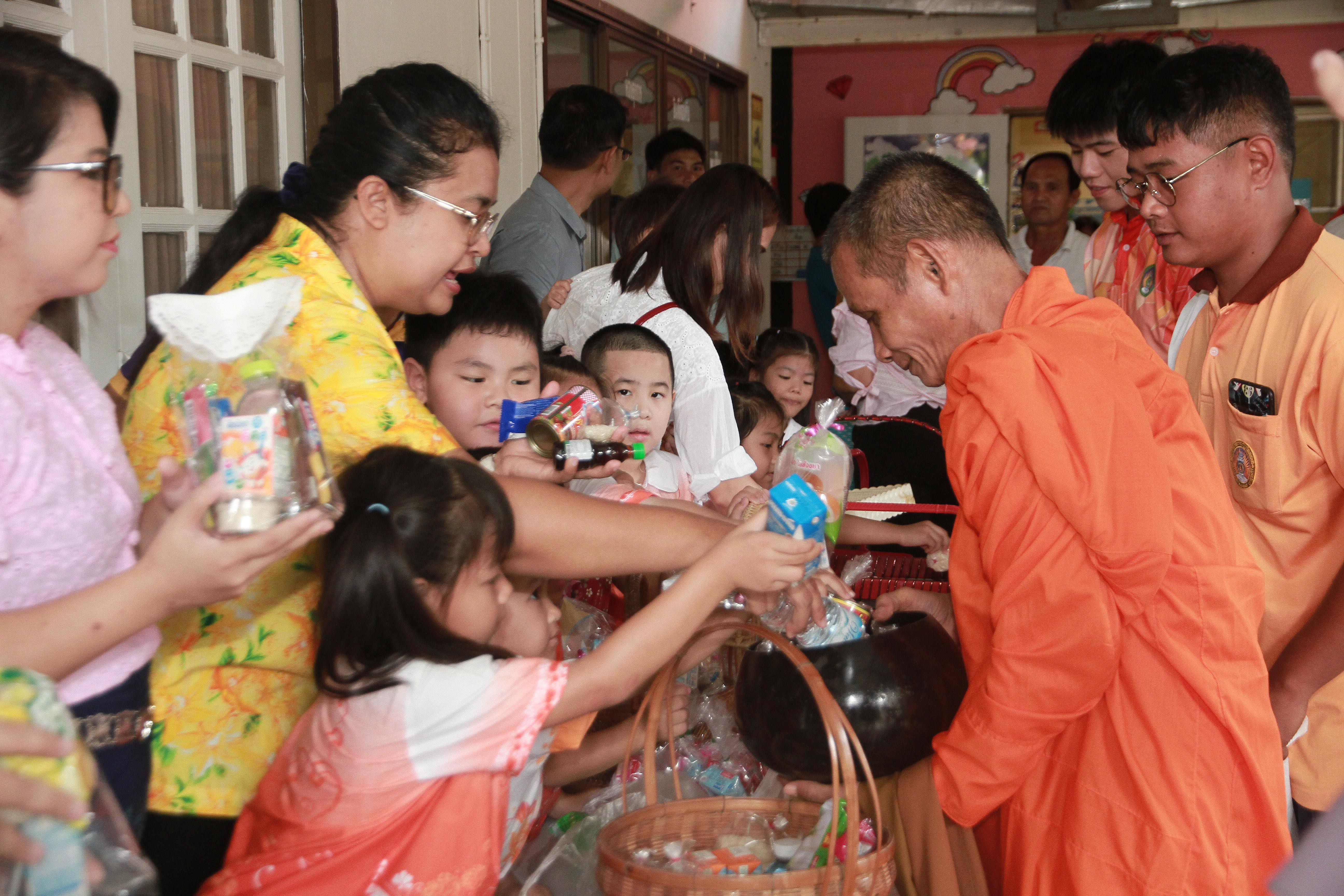 23. วันที่ 12 ก.ค. 62 โรงเรียนอนุบาลราชภัฏกำแพงเพชร จัดกิจกรรมวันเข้าพรรษา  โดยมีดร.วรพรรณ ขาวประทุม ผอ.โรงเรียน พร้อมด้วยคณะผู้บริหาร ครู นักเรียน และผู้ปกครอง ร่วมถวายเทียนจำนำพรรษา 