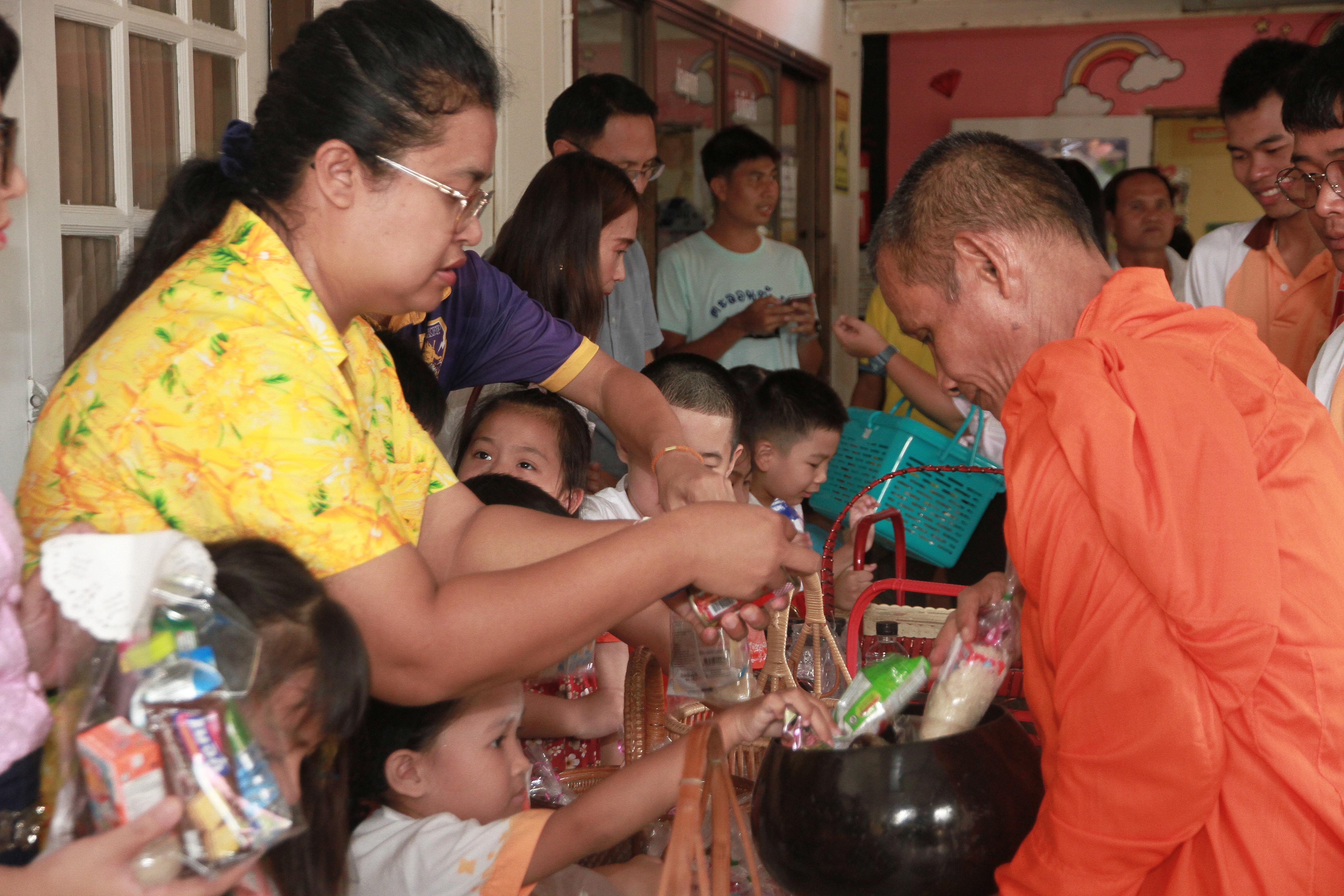 25. วันที่ 12 ก.ค. 62 โรงเรียนอนุบาลราชภัฏกำแพงเพชร จัดกิจกรรมวันเข้าพรรษา  โดยมีดร.วรพรรณ ขาวประทุม ผอ.โรงเรียน พร้อมด้วยคณะผู้บริหาร ครู นักเรียน และผู้ปกครอง ร่วมถวายเทียนจำนำพรรษา 