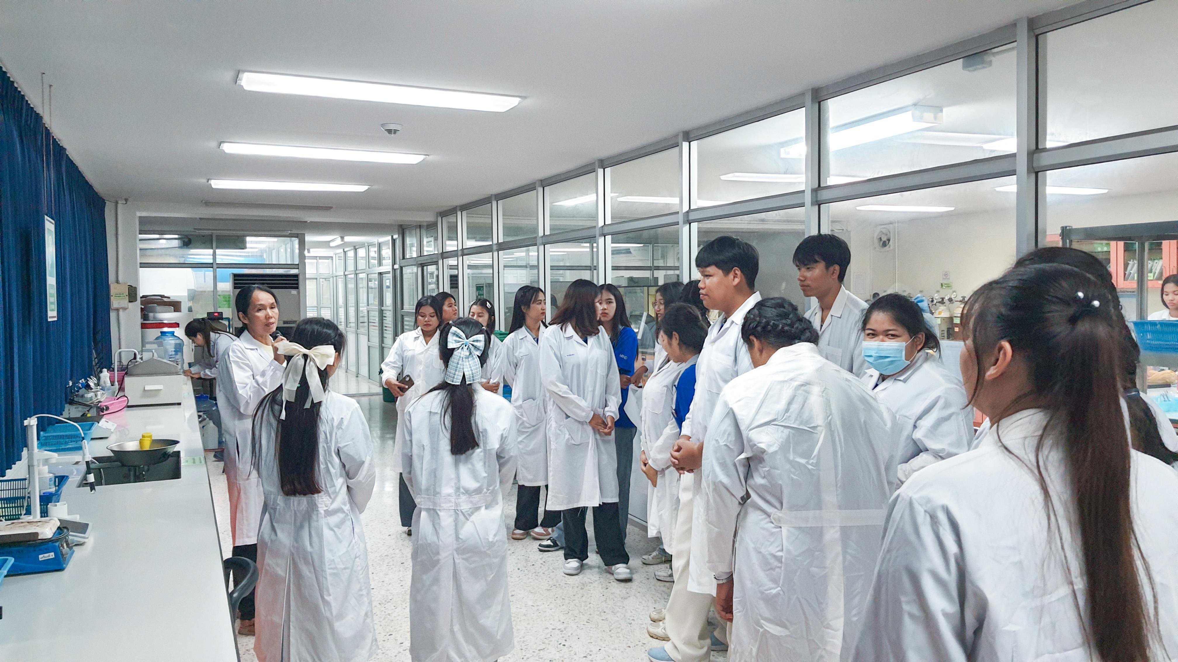 1. วันที่ 23 กันยายน 2567 นักศึกษาชั้นปี4 ทัศนศึกษาทางวิทยาศาสตร์และเรียนรู้นอกสถานที่ทางด้านมาตรฐานความปลอดภัยให้ห้องปฏิบัติการ