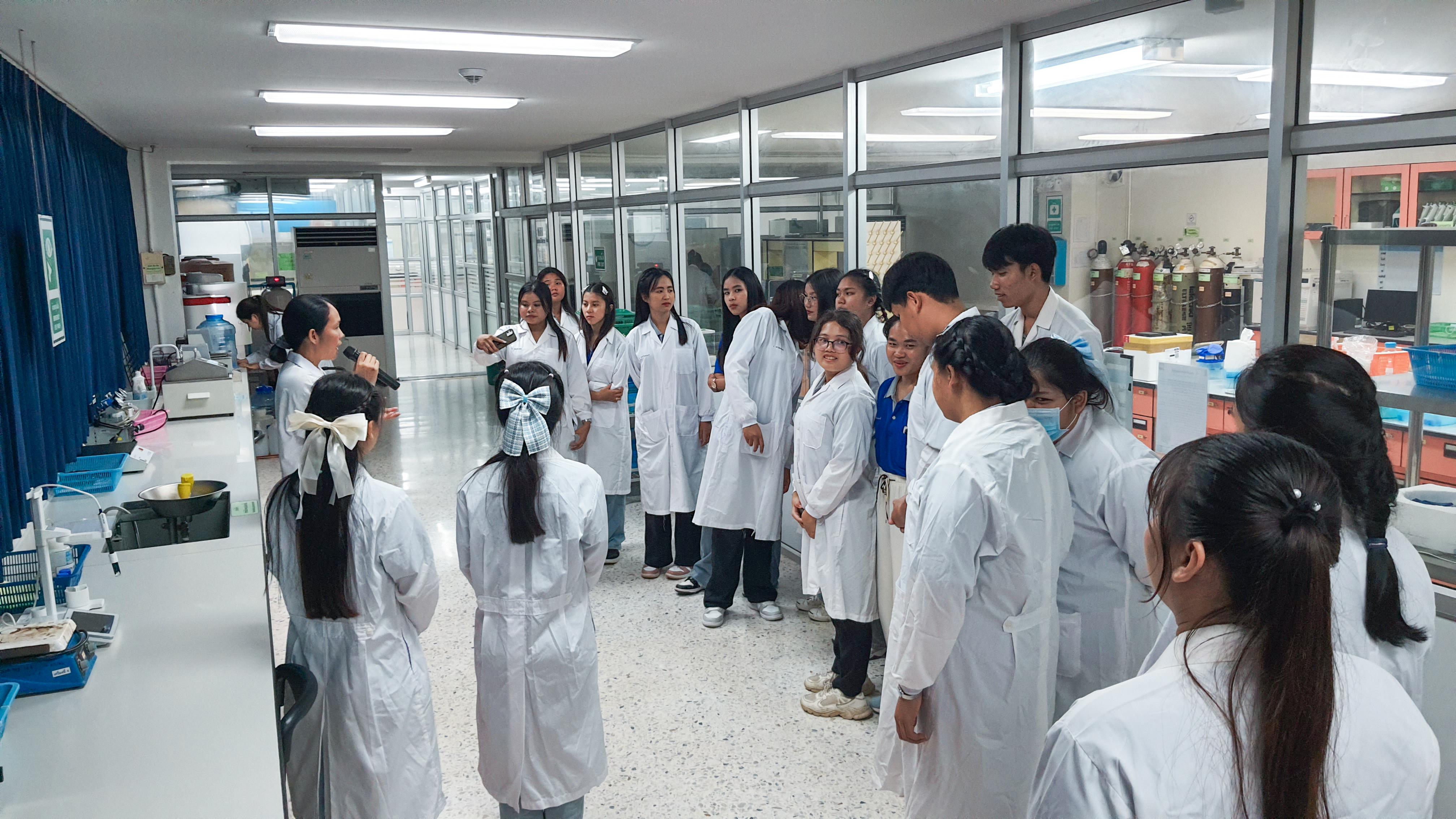 2. วันที่ 23 กันยายน 2567 นักศึกษาชั้นปี4 ทัศนศึกษาทางวิทยาศาสตร์และเรียนรู้นอกสถานที่ทางด้านมาตรฐานความปลอดภัยให้ห้องปฏิบัติการ