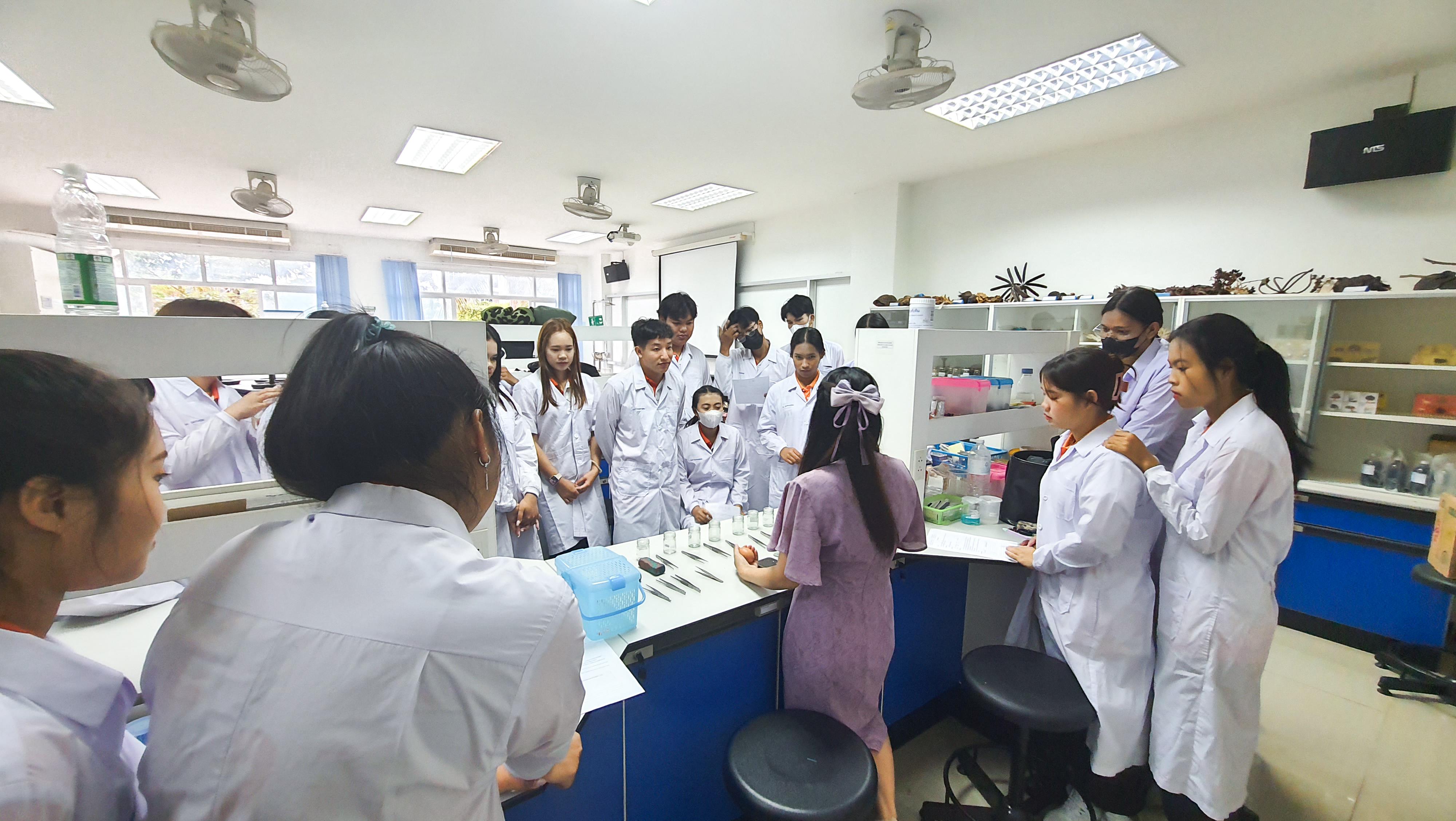 3. ดร.ธิดารัตน์ พรหมมา และ ผศ.ดร.ปราณี เลิศแก้ว จัดการเรียนการสอนในรายวิชาวิทยาศาสตร์ชีวภาพของนักศึกษาโปรแกรมวิชาวิทยาศาสตร์ทั่วไปชั้นปีที่ 3 ได้ทำแลปปฏิบัติการ เรื่องการออสโมซิส