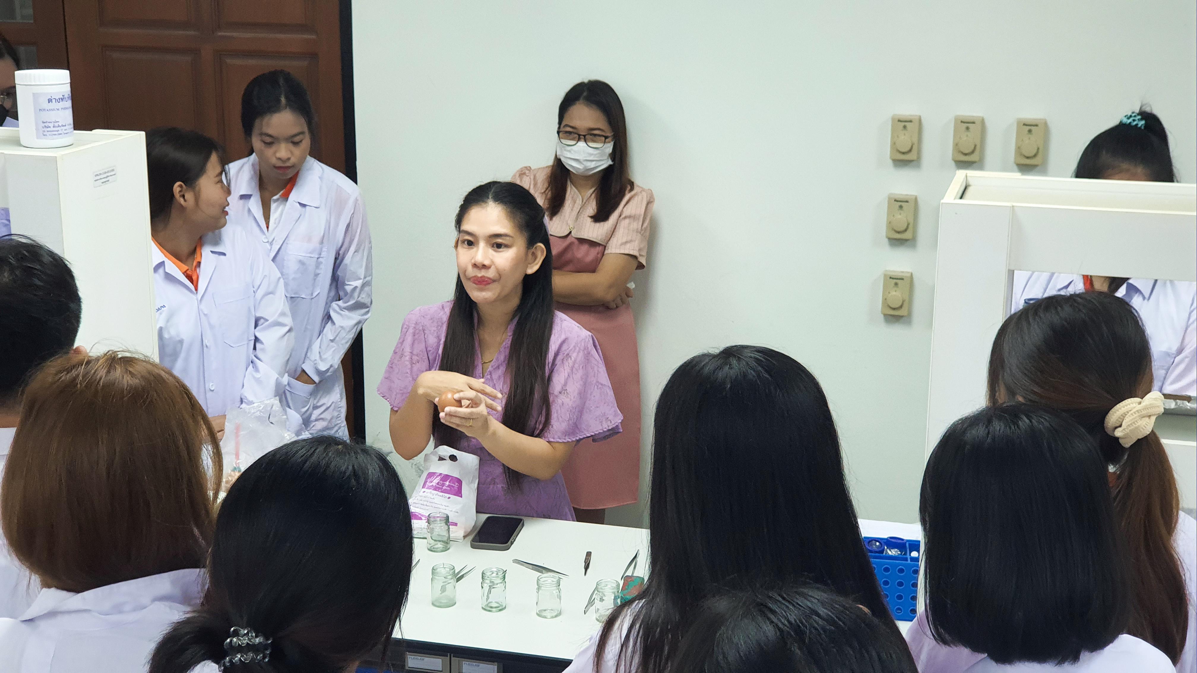 11. วันที่ 12 พฤศจิกายน 2667  ผศ.ดร.ปราณี เลิศแก้ว จัดการเรียนการสอนในรายวิชาวิทยาศาสตร์ชีวภาพของนักศึกษาโปรแกรมวิชาวิทยาศาสตร์ทั่วไป ชั้นปีที่ 3 ได้ทำแลปปฏิบัติการ เรื่องการแบ่งเซลล์แบบไมโอซิสของดอกกุ๋ยช่าย