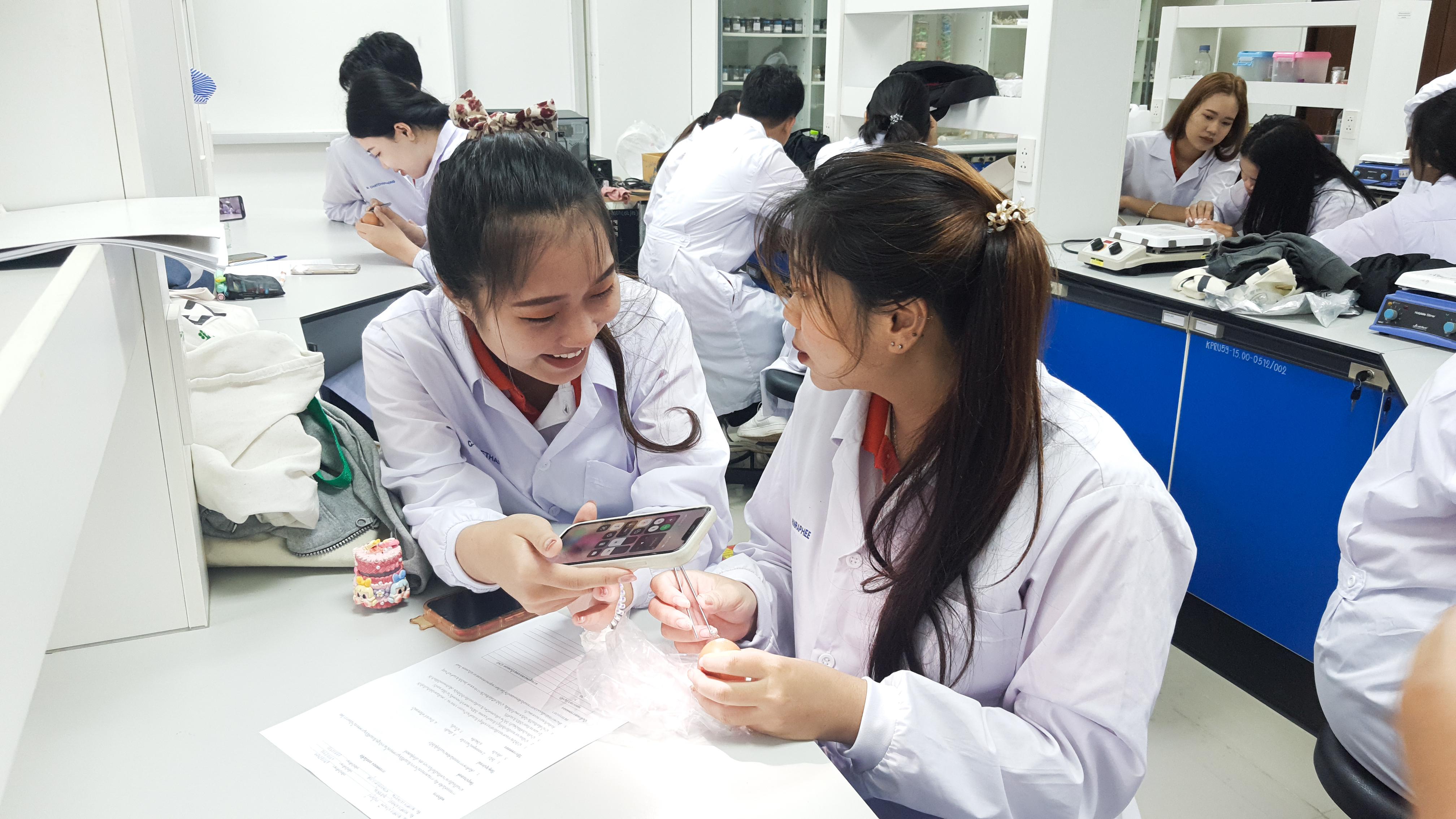 23. วันที่ 12 พฤศจิกายน 2667  ผศ.ดร.ปราณี เลิศแก้ว จัดการเรียนการสอนในรายวิชาวิทยาศาสตร์ชีวภาพของนักศึกษาโปรแกรมวิชาวิทยาศาสตร์ทั่วไป ชั้นปีที่ 3 ได้ทำแลปปฏิบัติการ เรื่องการแบ่งเซลล์แบบไมโอซิสของดอกกุ๋ยช่าย