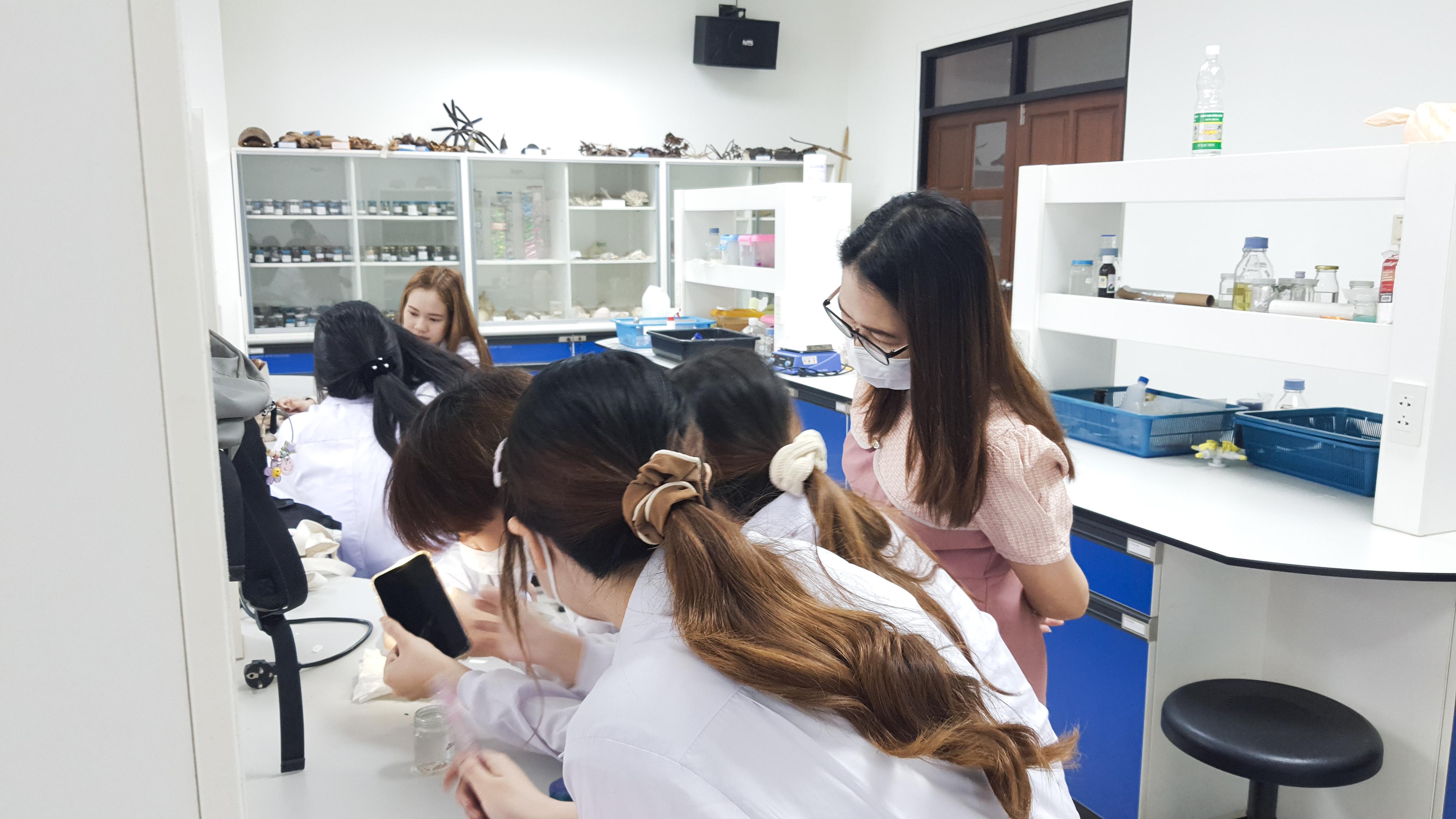 26. วันที่ 12 พฤศจิกายน 2667  ผศ.ดร.ปราณี เลิศแก้ว จัดการเรียนการสอนในรายวิชาวิทยาศาสตร์ชีวภาพของนักศึกษาโปรแกรมวิชาวิทยาศาสตร์ทั่วไป ชั้นปีที่ 3 ได้ทำแลปปฏิบัติการ เรื่องการแบ่งเซลล์แบบไมโอซิสของดอกกุ๋ยช่าย