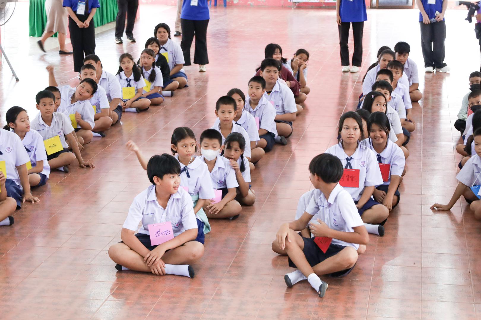 10. วันที่ 26 พฤศจิกายน 2567 ผศ. ศุภวัฒน์ วิสิฐศิริกุล ดร. ธิดารัตน์ พรหมมาและ ผศ.ดร. ปราณี เลิศแก้ว ได้นำนักศึกษาชั้นปีที่ 3 จัดค่ายสเต็มศึกษา (STEM) ณ โรงเรียนอนุบาลคลองขลุง ต.ท่ามะเขือ อ.คลองขลุง จ.กำแพงเพชร
