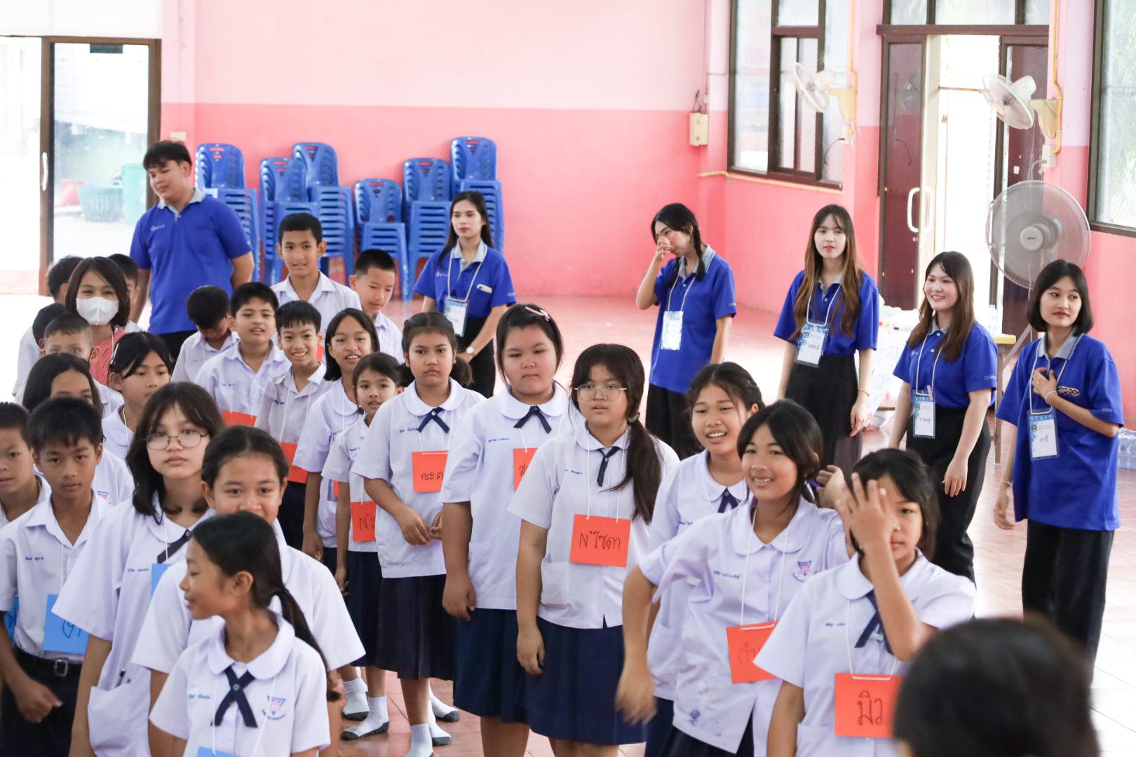 16. วันที่ 26 พฤศจิกายน 2567 ผศ. ศุภวัฒน์ วิสิฐศิริกุล ดร. ธิดารัตน์ พรหมมาและ ผศ.ดร. ปราณี เลิศแก้ว ได้นำนักศึกษาชั้นปีที่ 3 จัดค่ายสเต็มศึกษา (STEM) ณ โรงเรียนอนุบาลคลองขลุง ต.ท่ามะเขือ อ.คลองขลุง จ.กำแพงเพชร