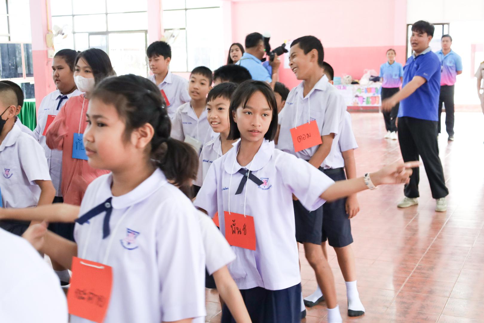 21. วันที่ 26 พฤศจิกายน 2567 ผศ. ศุภวัฒน์ วิสิฐศิริกุล ดร. ธิดารัตน์ พรหมมาและ ผศ.ดร. ปราณี เลิศแก้ว ได้นำนักศึกษาชั้นปีที่ 3 จัดค่ายสเต็มศึกษา (STEM) ณ โรงเรียนอนุบาลคลองขลุง ต.ท่ามะเขือ อ.คลองขลุง จ.กำแพงเพชร