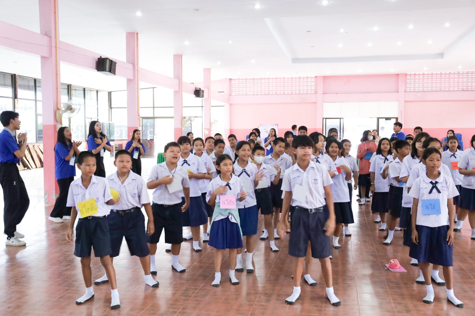 26. วันที่ 26 พฤศจิกายน 2567 ผศ. ศุภวัฒน์ วิสิฐศิริกุล ดร. ธิดารัตน์ พรหมมาและ ผศ.ดร. ปราณี เลิศแก้ว ได้นำนักศึกษาชั้นปีที่ 3 จัดค่ายสเต็มศึกษา (STEM) ณ โรงเรียนอนุบาลคลองขลุง ต.ท่ามะเขือ อ.คลองขลุง จ.กำแพงเพชร