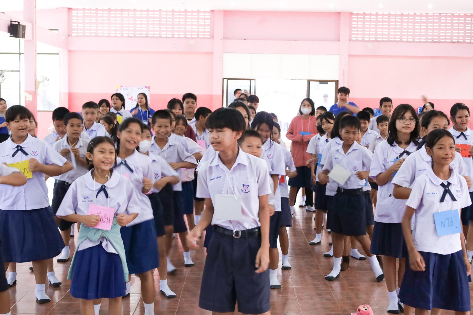 27. วันที่ 26 พฤศจิกายน 2567 ผศ. ศุภวัฒน์ วิสิฐศิริกุล ดร. ธิดารัตน์ พรหมมาและ ผศ.ดร. ปราณี เลิศแก้ว ได้นำนักศึกษาชั้นปีที่ 3 จัดค่ายสเต็มศึกษา (STEM) ณ โรงเรียนอนุบาลคลองขลุง ต.ท่ามะเขือ อ.คลองขลุง จ.กำแพงเพชร