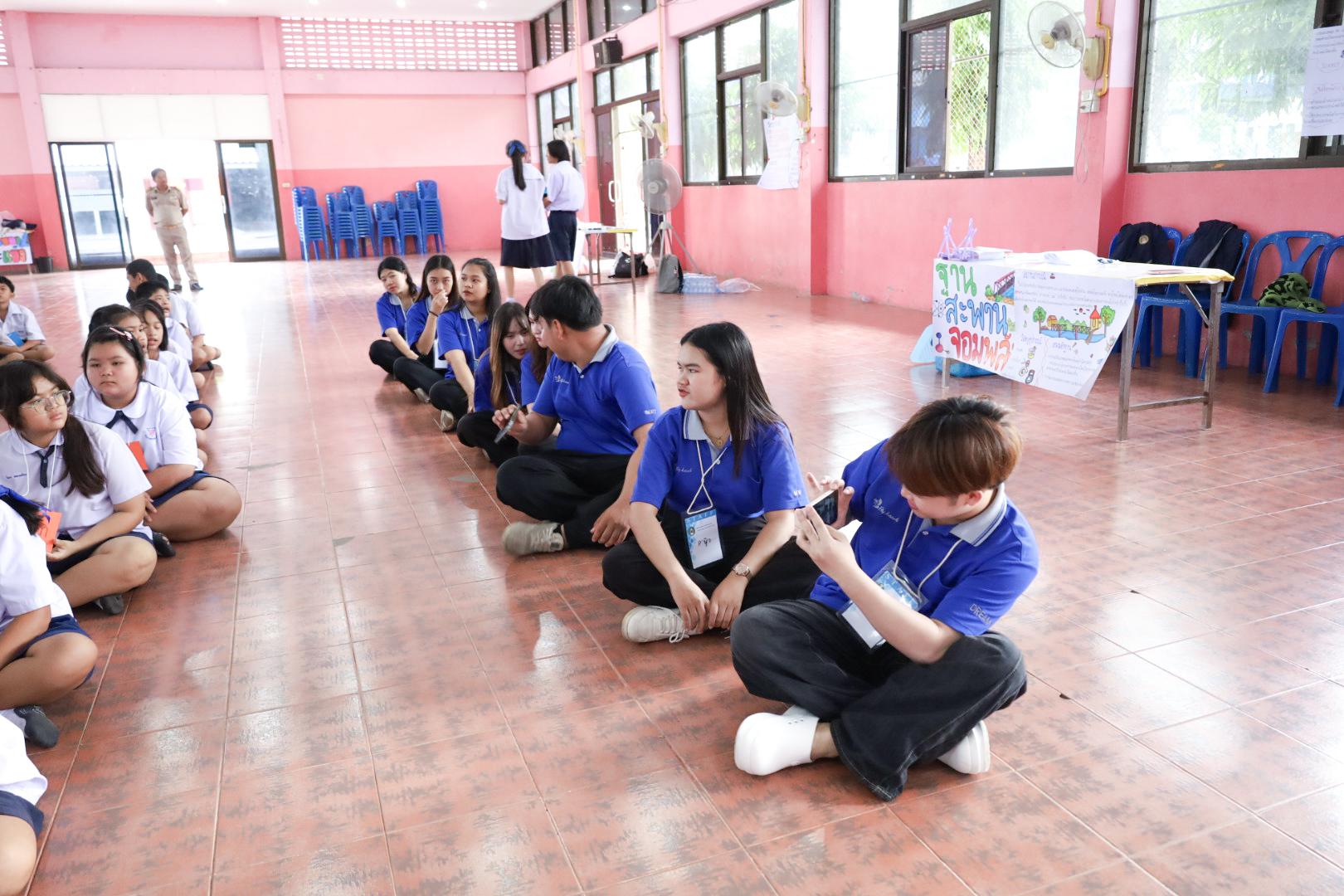 35. วันที่ 26 พฤศจิกายน 2567 ผศ. ศุภวัฒน์ วิสิฐศิริกุล ดร. ธิดารัตน์ พรหมมาและ ผศ.ดร. ปราณี เลิศแก้ว ได้นำนักศึกษาชั้นปีที่ 3 จัดค่ายสเต็มศึกษา (STEM) ณ โรงเรียนอนุบาลคลองขลุง ต.ท่ามะเขือ อ.คลองขลุง จ.กำแพงเพชร