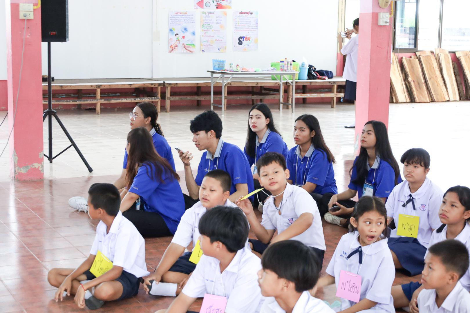 37. วันที่ 26 พฤศจิกายน 2567 ผศ. ศุภวัฒน์ วิสิฐศิริกุล ดร. ธิดารัตน์ พรหมมาและ ผศ.ดร. ปราณี เลิศแก้ว ได้นำนักศึกษาชั้นปีที่ 3 จัดค่ายสเต็มศึกษา (STEM) ณ โรงเรียนอนุบาลคลองขลุง ต.ท่ามะเขือ อ.คลองขลุง จ.กำแพงเพชร