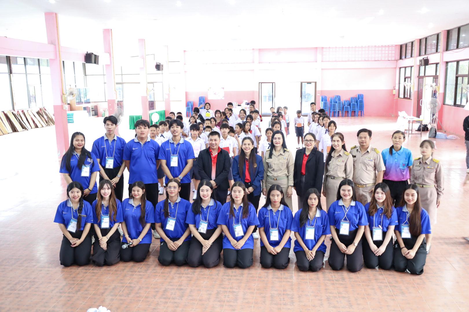 40. วันที่ 26 พฤศจิกายน 2567 ผศ. ศุภวัฒน์ วิสิฐศิริกุล ดร. ธิดารัตน์ พรหมมาและ ผศ.ดร. ปราณี เลิศแก้ว ได้นำนักศึกษาชั้นปีที่ 3 จัดค่ายสเต็มศึกษา (STEM) ณ โรงเรียนอนุบาลคลองขลุง ต.ท่ามะเขือ อ.คลองขลุง จ.กำแพงเพชร