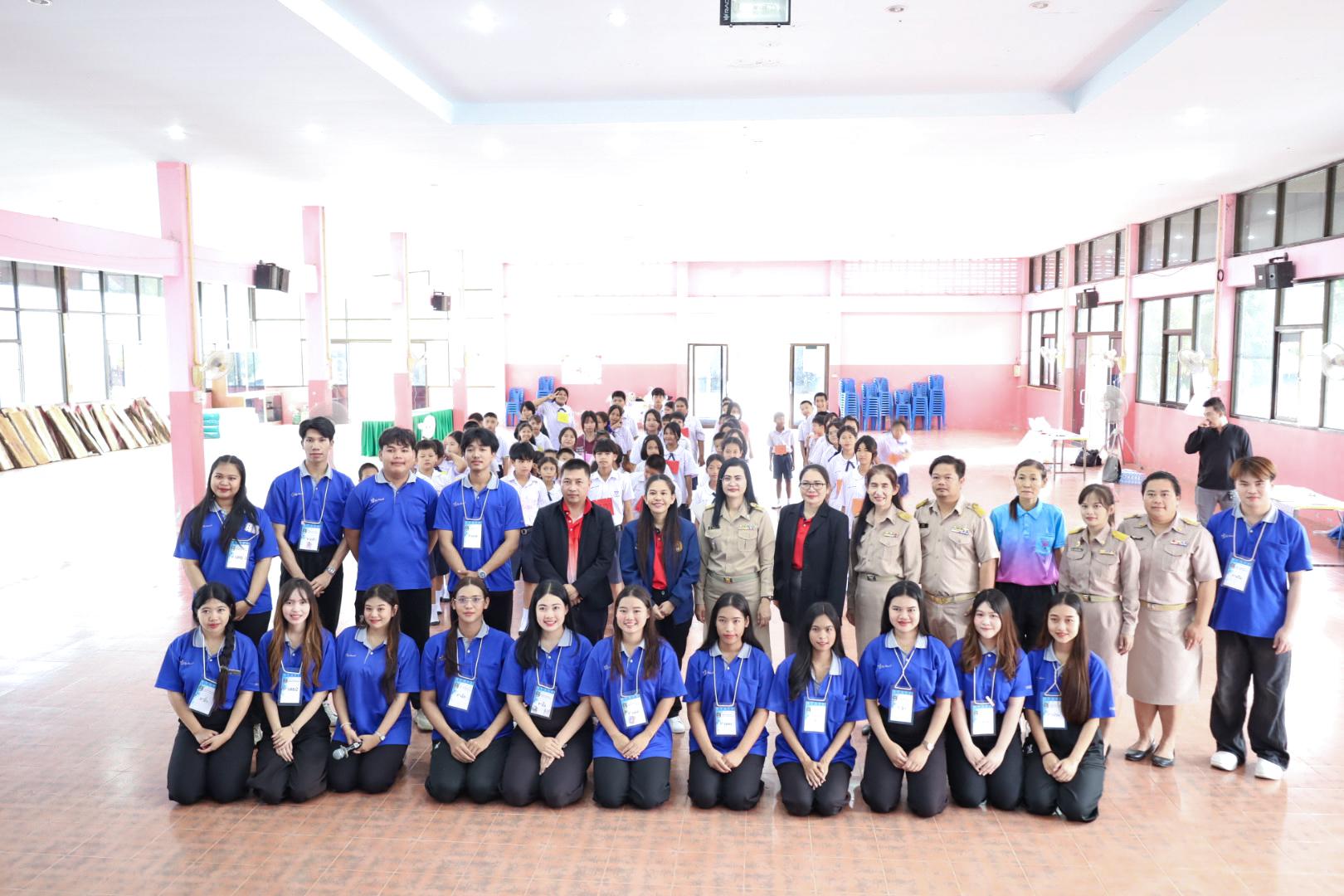 41. วันที่ 26 พฤศจิกายน 2567 ผศ. ศุภวัฒน์ วิสิฐศิริกุล ดร. ธิดารัตน์ พรหมมาและ ผศ.ดร. ปราณี เลิศแก้ว ได้นำนักศึกษาชั้นปีที่ 3 จัดค่ายสเต็มศึกษา (STEM) ณ โรงเรียนอนุบาลคลองขลุง ต.ท่ามะเขือ อ.คลองขลุง จ.กำแพงเพชร