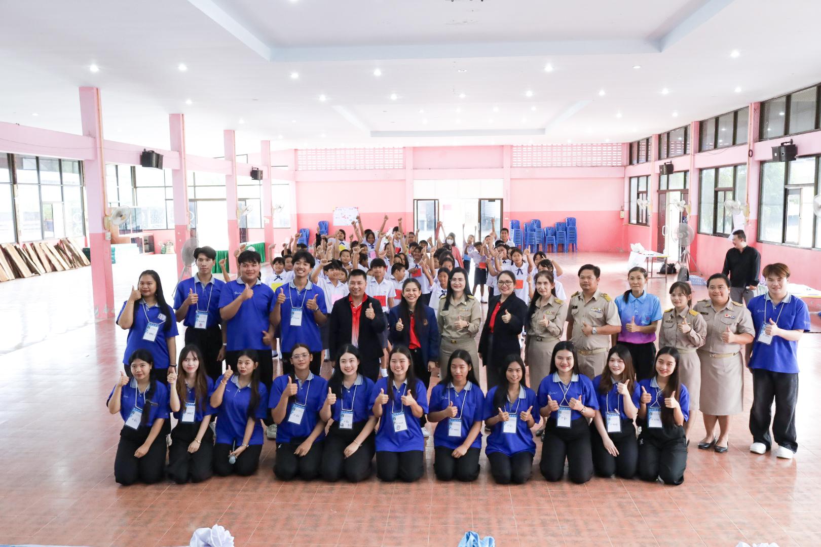 42. วันที่ 26 พฤศจิกายน 2567 ผศ. ศุภวัฒน์ วิสิฐศิริกุล ดร. ธิดารัตน์ พรหมมาและ ผศ.ดร. ปราณี เลิศแก้ว ได้นำนักศึกษาชั้นปีที่ 3 จัดค่ายสเต็มศึกษา (STEM) ณ โรงเรียนอนุบาลคลองขลุง ต.ท่ามะเขือ อ.คลองขลุง จ.กำแพงเพชร