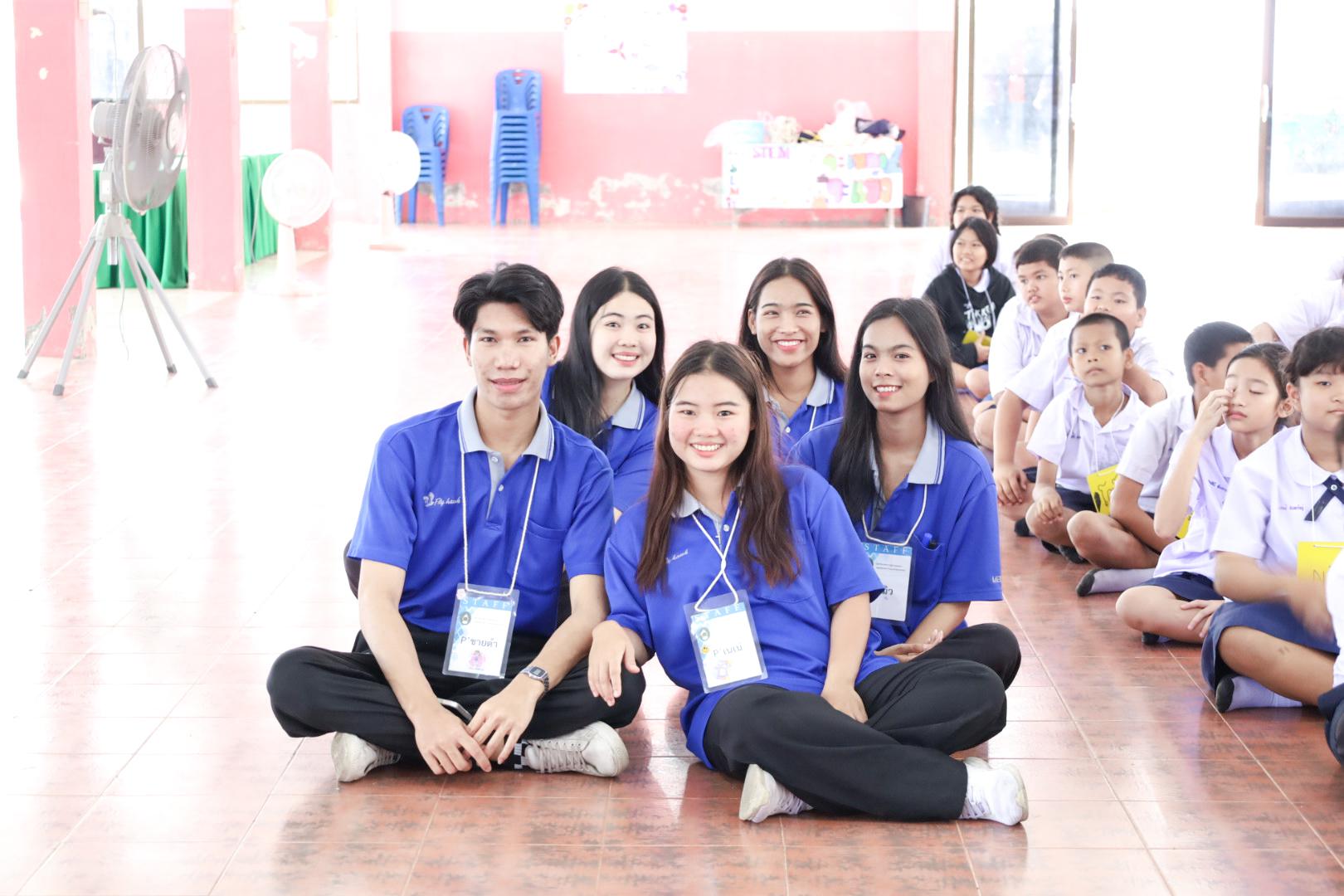 43. วันที่ 26 พฤศจิกายน 2567 ผศ. ศุภวัฒน์ วิสิฐศิริกุล ดร. ธิดารัตน์ พรหมมาและ ผศ.ดร. ปราณี เลิศแก้ว ได้นำนักศึกษาชั้นปีที่ 3 จัดค่ายสเต็มศึกษา (STEM) ณ โรงเรียนอนุบาลคลองขลุง ต.ท่ามะเขือ อ.คลองขลุง จ.กำแพงเพชร