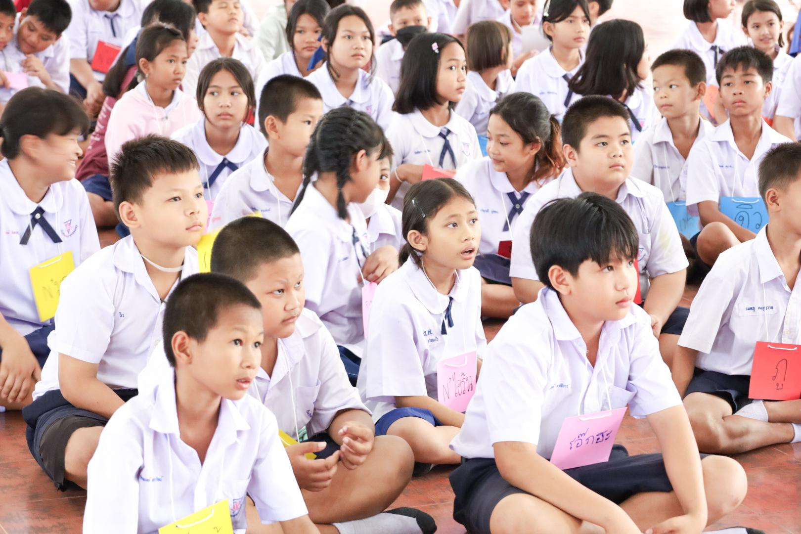44. วันที่ 26 พฤศจิกายน 2567 ผศ. ศุภวัฒน์ วิสิฐศิริกุล ดร. ธิดารัตน์ พรหมมาและ ผศ.ดร. ปราณี เลิศแก้ว ได้นำนักศึกษาชั้นปีที่ 3 จัดค่ายสเต็มศึกษา (STEM) ณ โรงเรียนอนุบาลคลองขลุง ต.ท่ามะเขือ อ.คลองขลุง จ.กำแพงเพชร